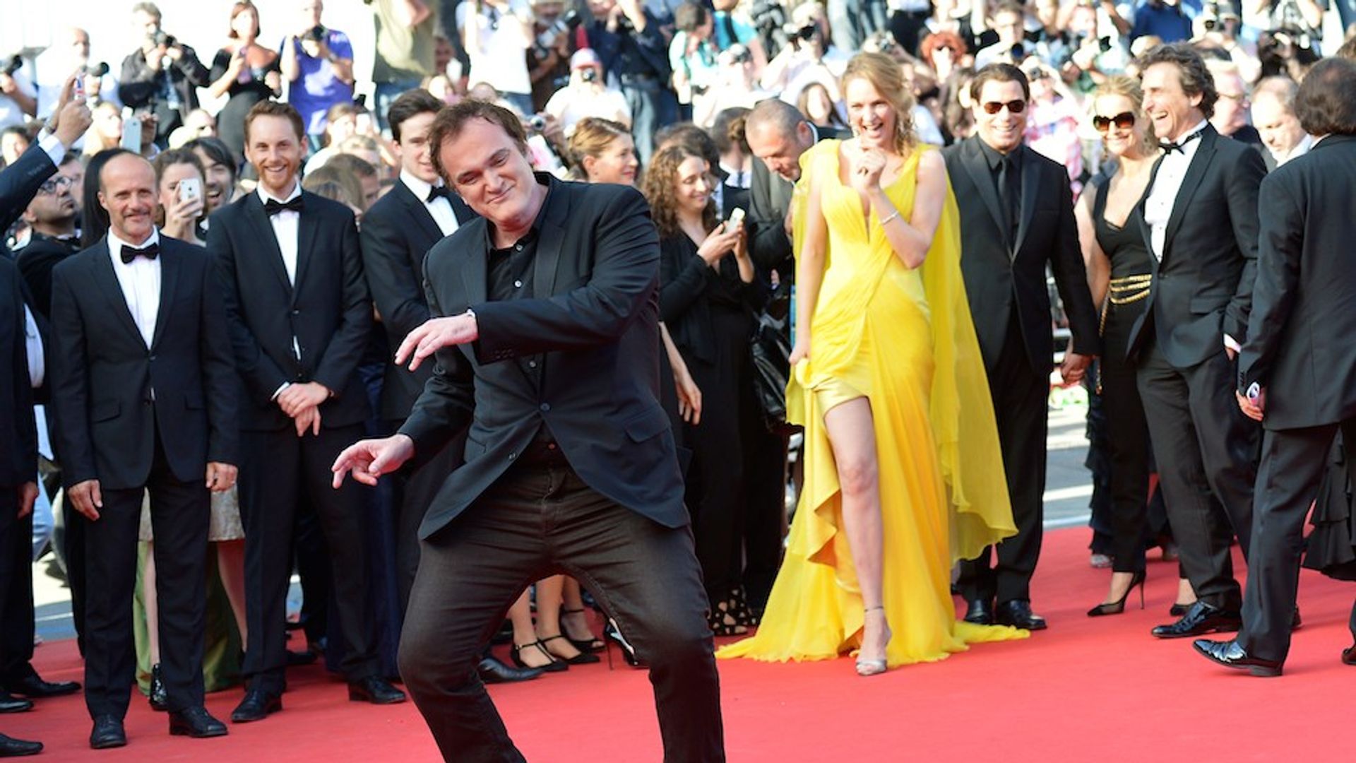 Quentin Tarantino sullo sfondo di Uma Thurman e altre star