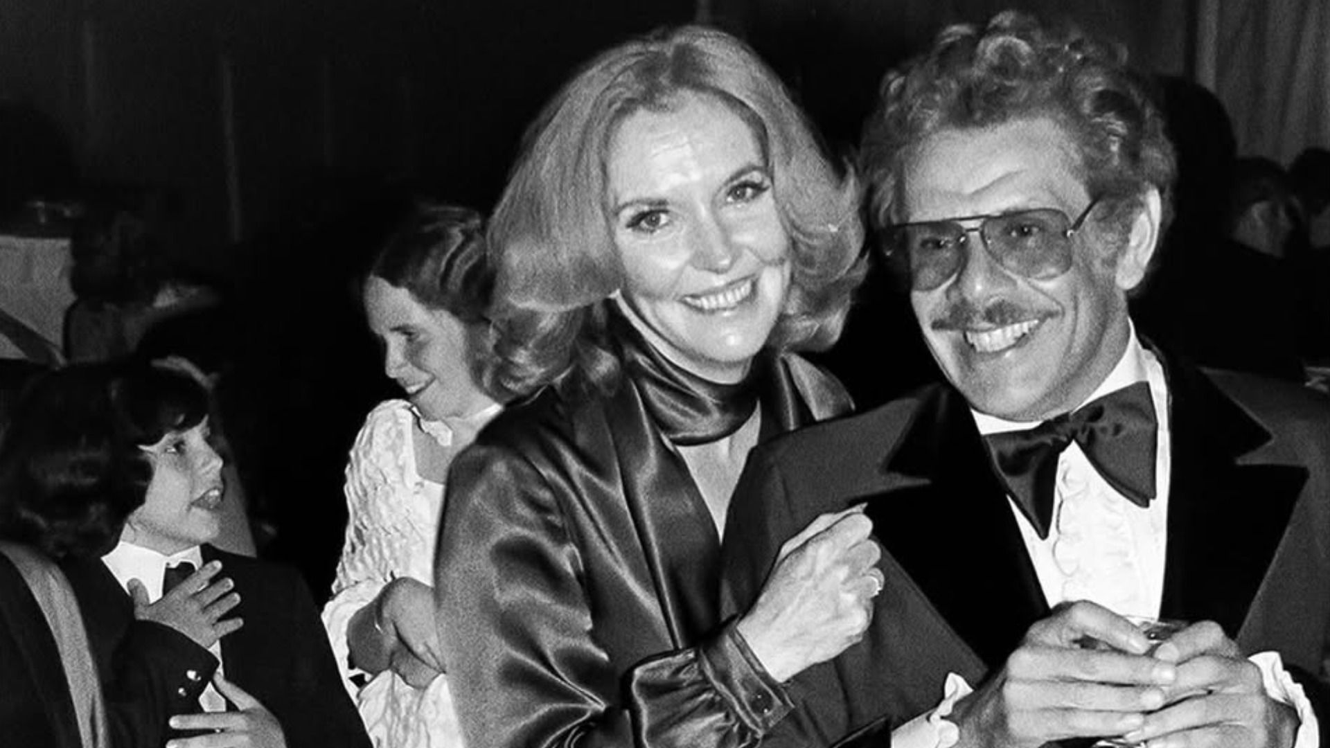 Gli attori Jerry Stiller in smoking nero e Anne Meara in vestito scuro