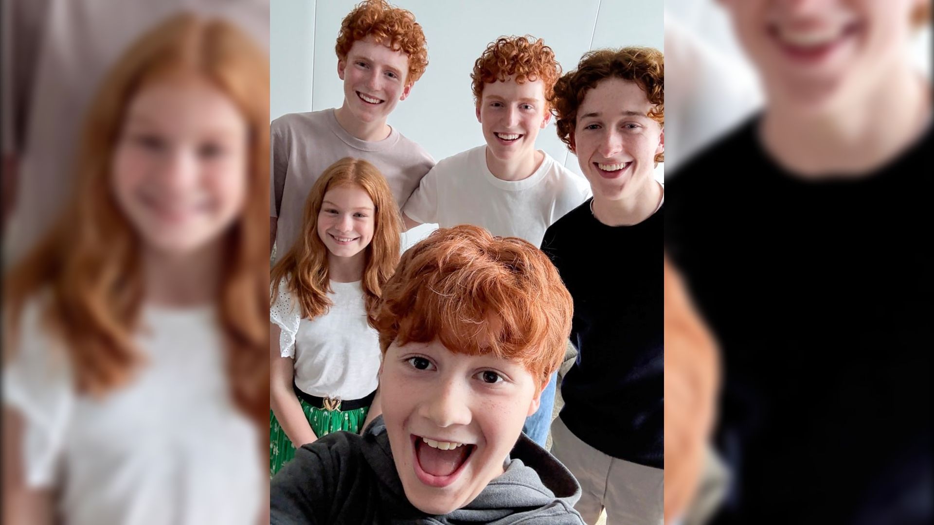 Quattro ragazzi dai capelli rossi sorridono accanto a una ragazza dai capelli rossi