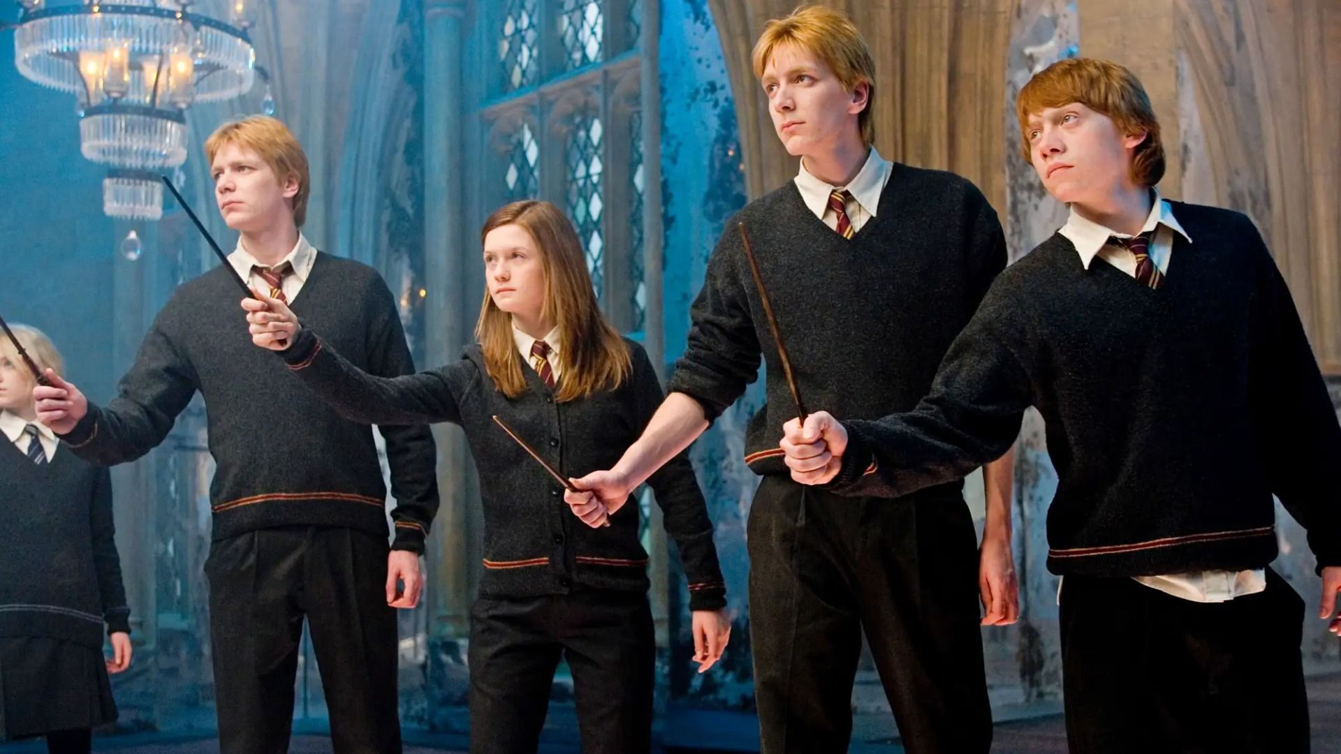 I gemelli Phelps, Bonnie Wright e Rupert Grint in uniforme scolastica con bacchette magiche