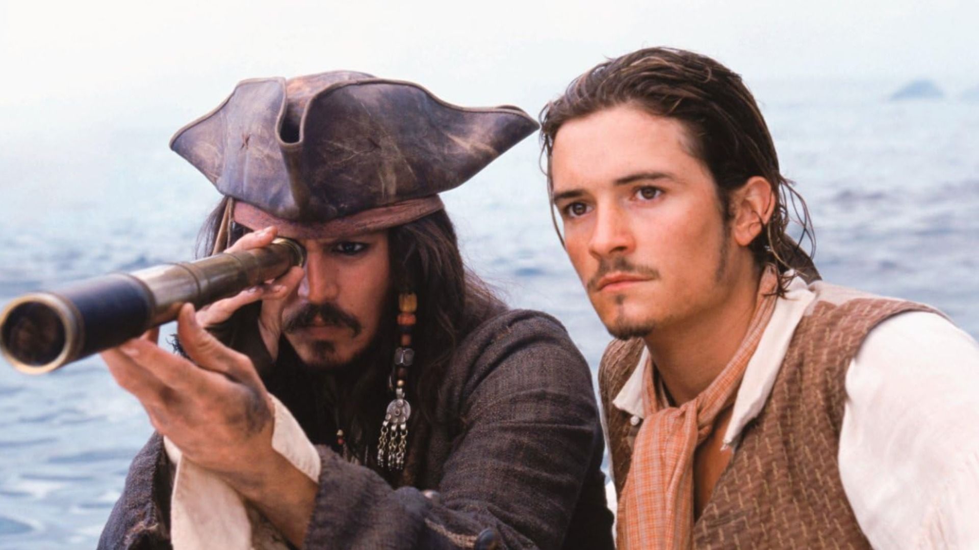 L'attore Johnny Depp con un cappello a tricorno di pelle e l'attore Orlando Bloom con una camicia bianca