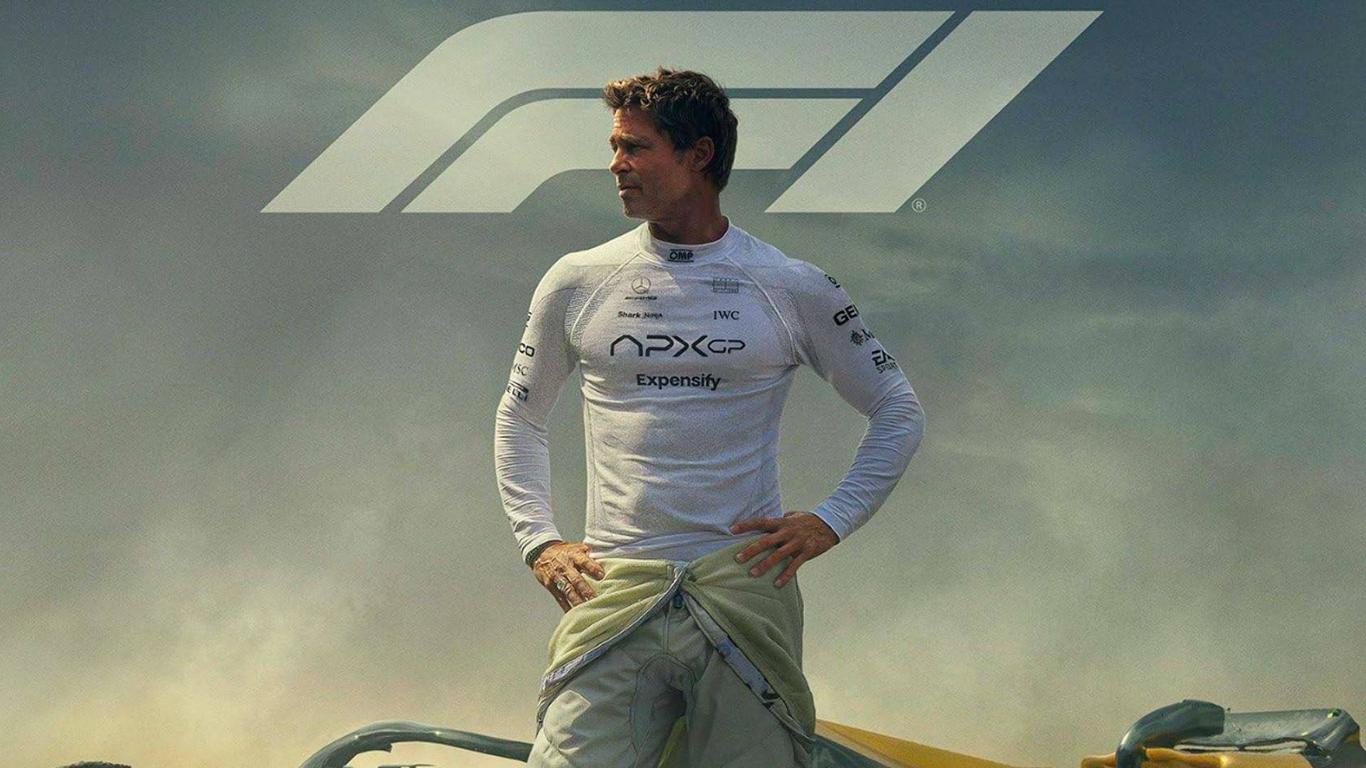 Attore Brad Pitt in tuta da corsa che guarda di lato