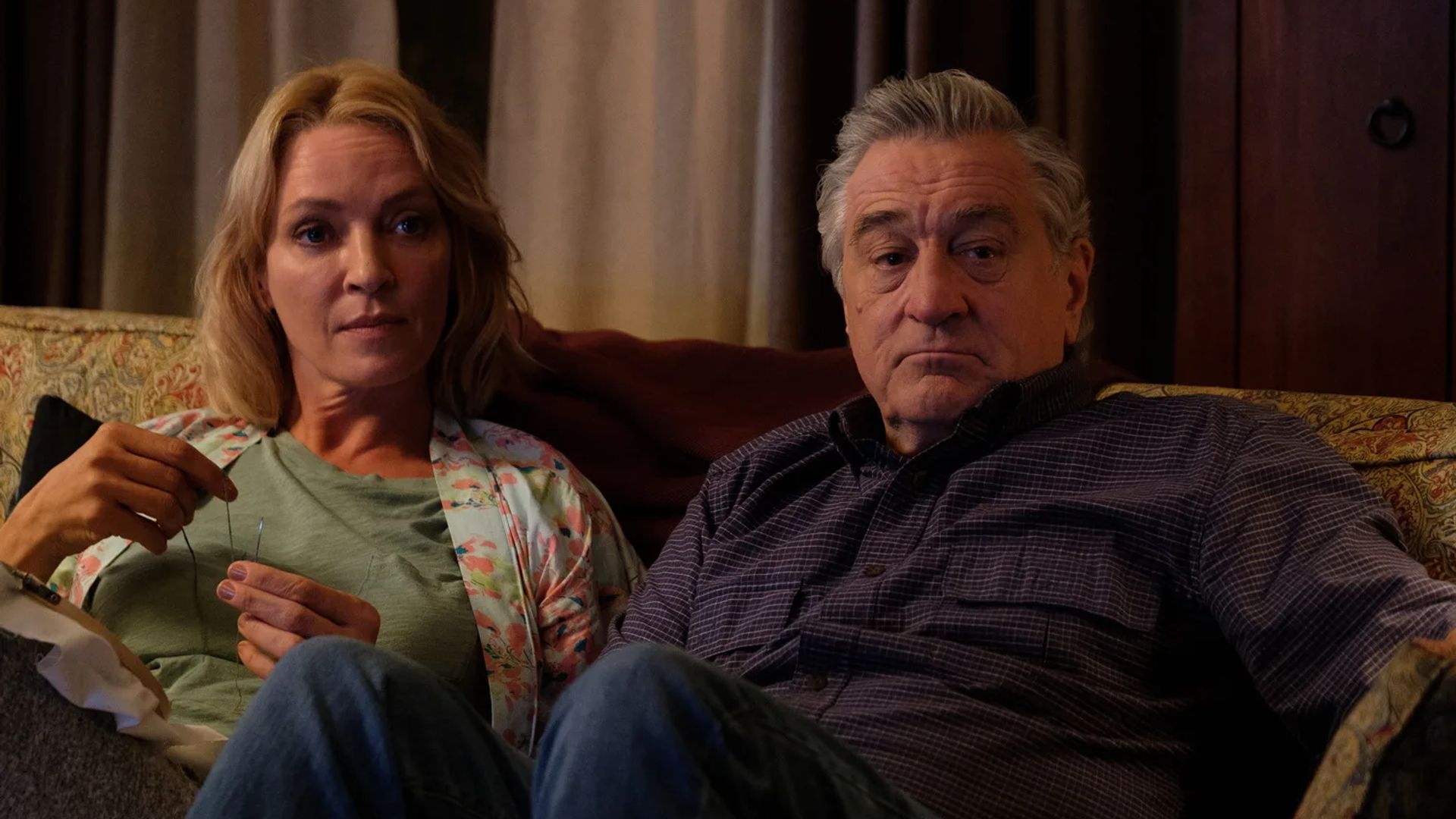 Uma Thurman e Robert De Niro seduti su un divano, scena del film