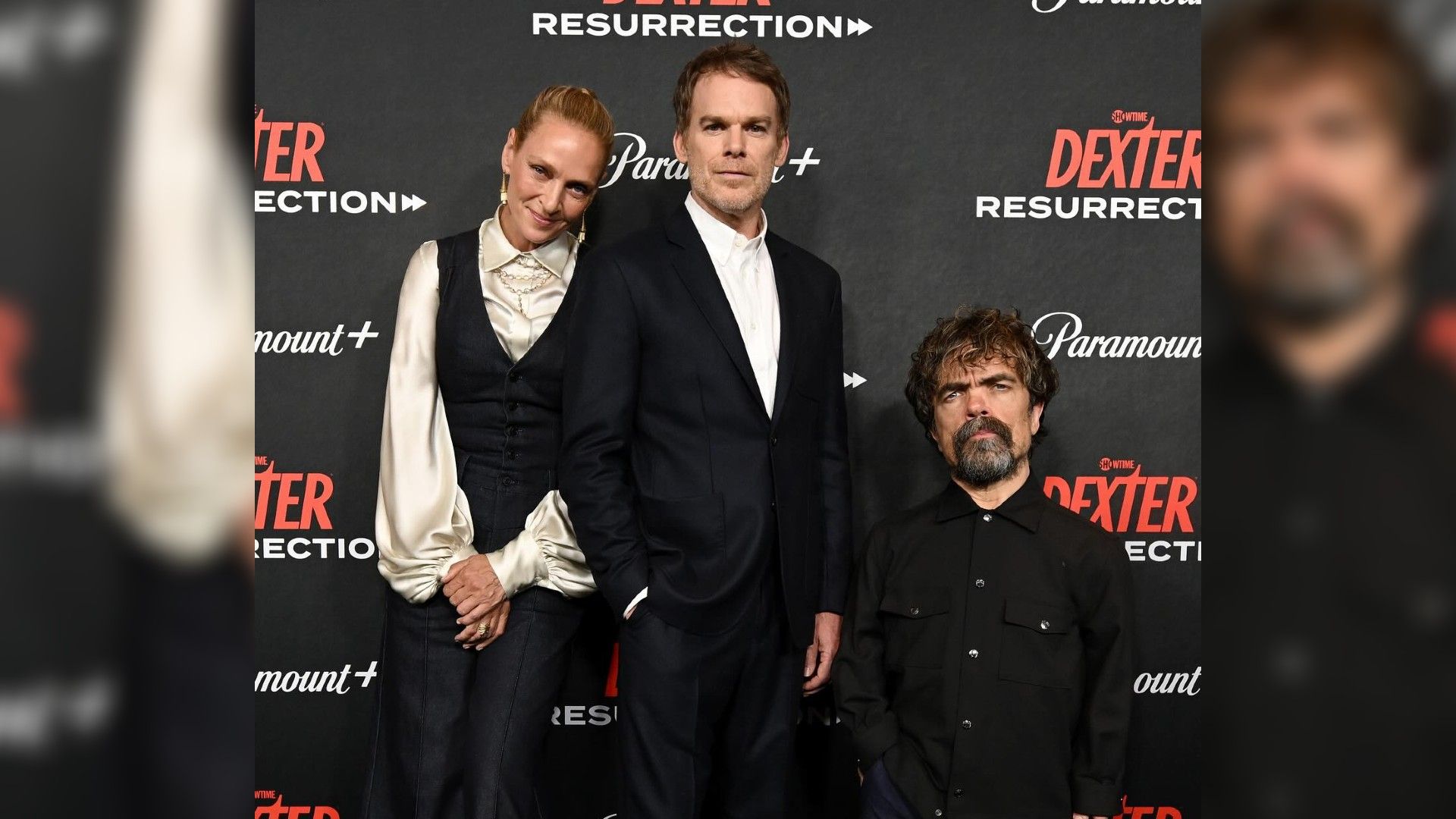 Uma Thurman, Michael Hall e Peter Dinklage posano alla première di "Dexter: Resurrection" sullo sfondo di un banner Paramount+