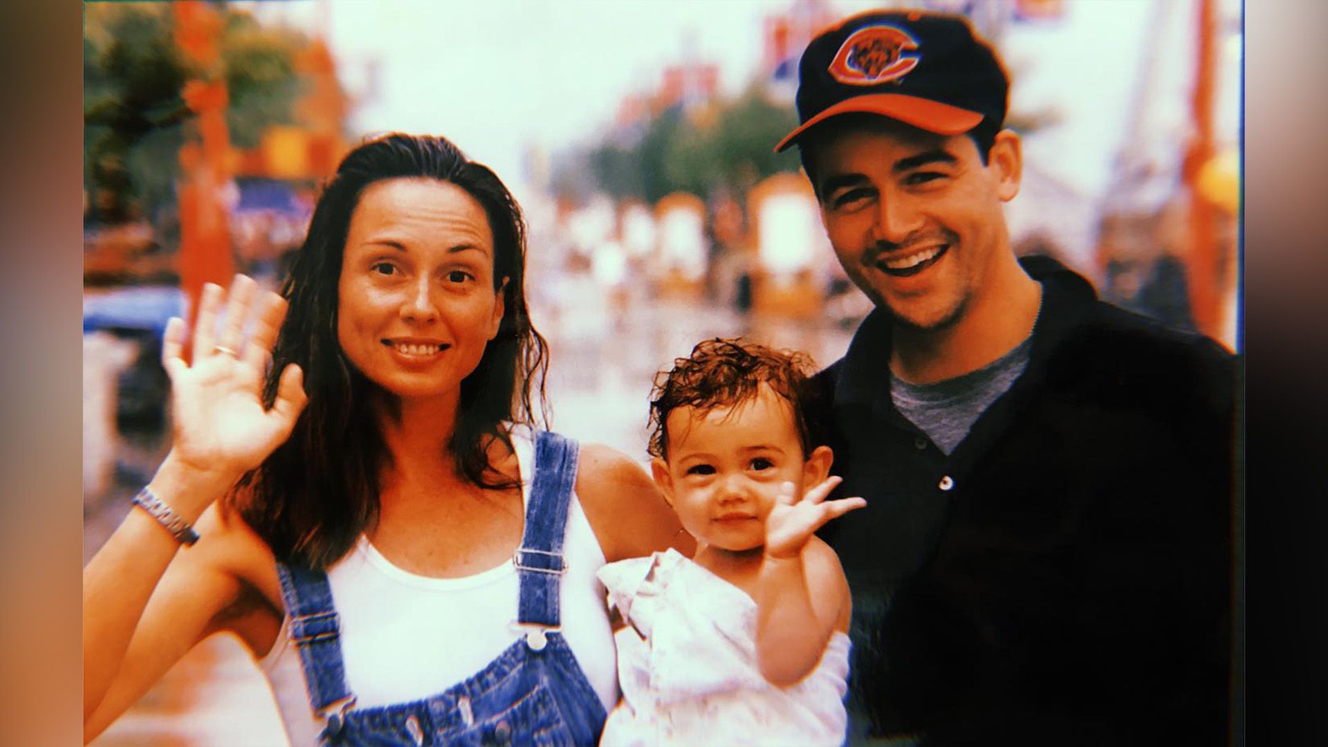 Sydney Chandler da bambina tra le braccia di sua madre Kathryn MacQuarrie, con Kyle Chandler in piedi accanto