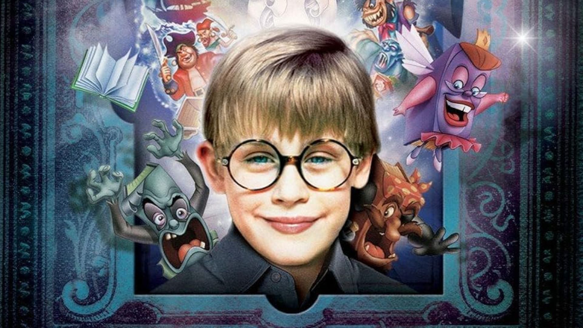 L'attore Macaulay Culkin da bambino, in piedi con gli occhiali circondato da libri dei cartoni animati