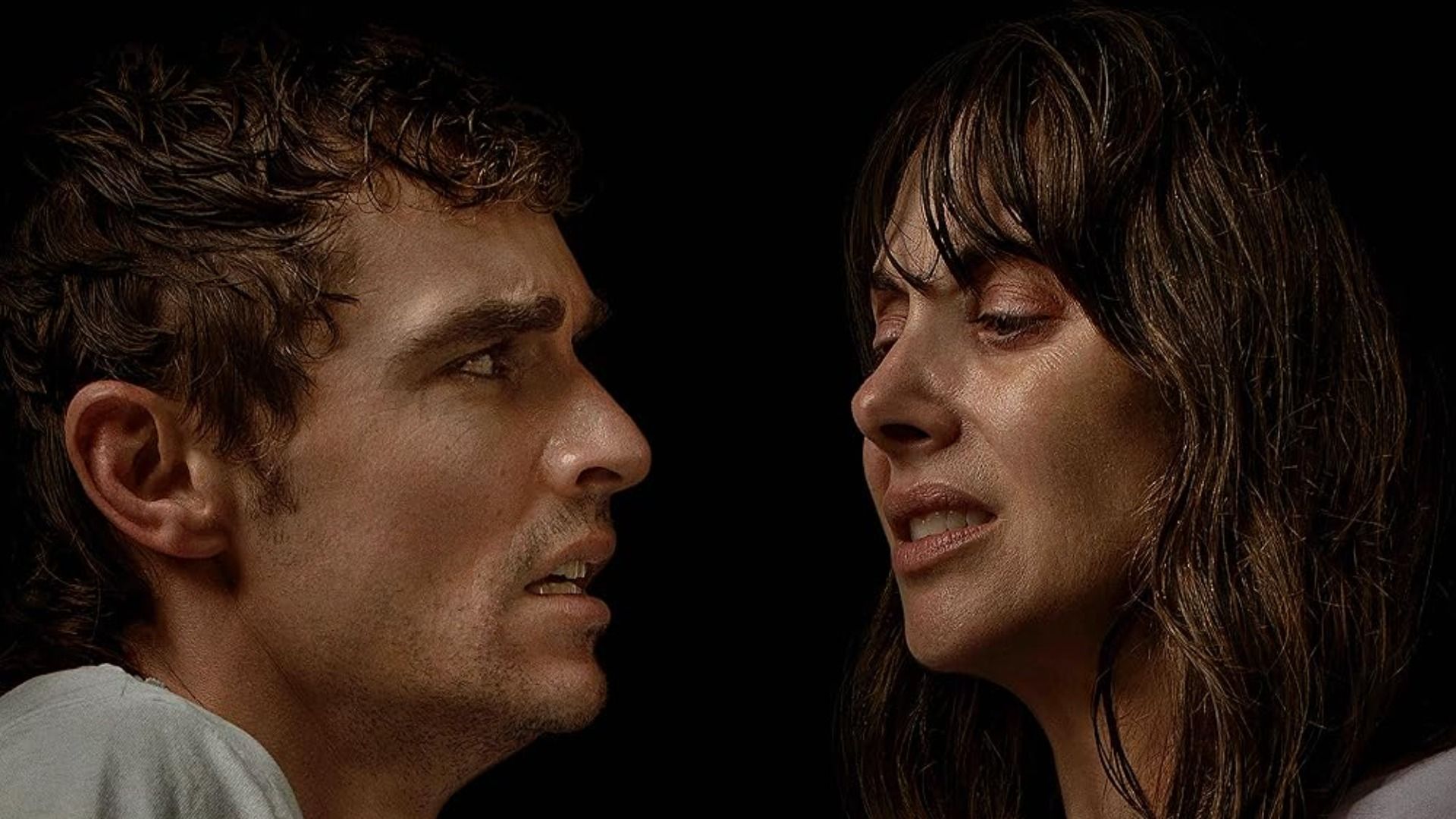 Gli attori Dave Franco e Alison Brie si guardano con espressioni spaventate su sfondo nero