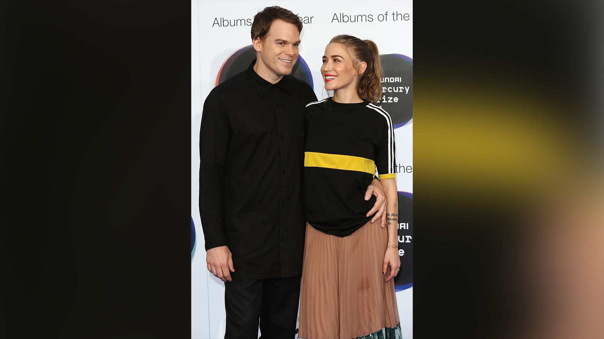 Michael C. Hall abbraccia Morgan MacGregor sorridente