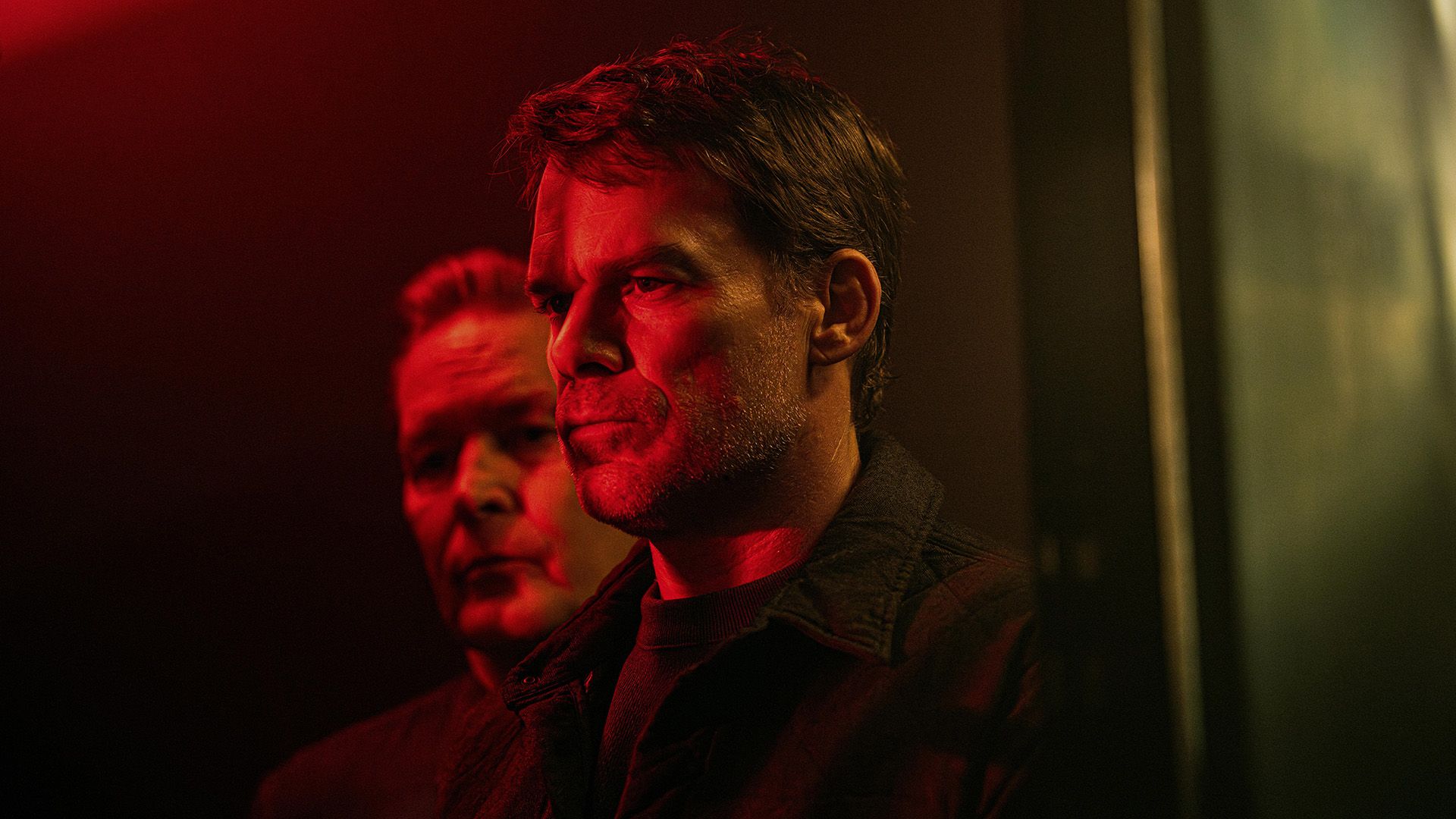 Michael C. Hall in una luce soffusa con retroilluminazione rossa