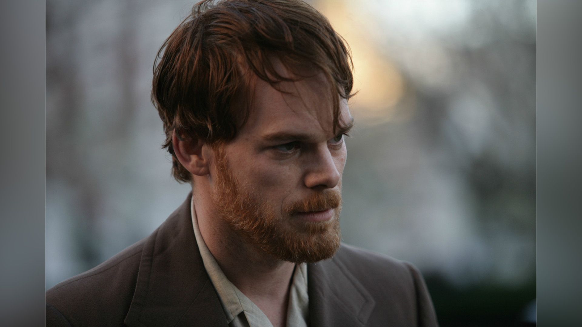 Michael C. Hall con baffi e barba in primo piano