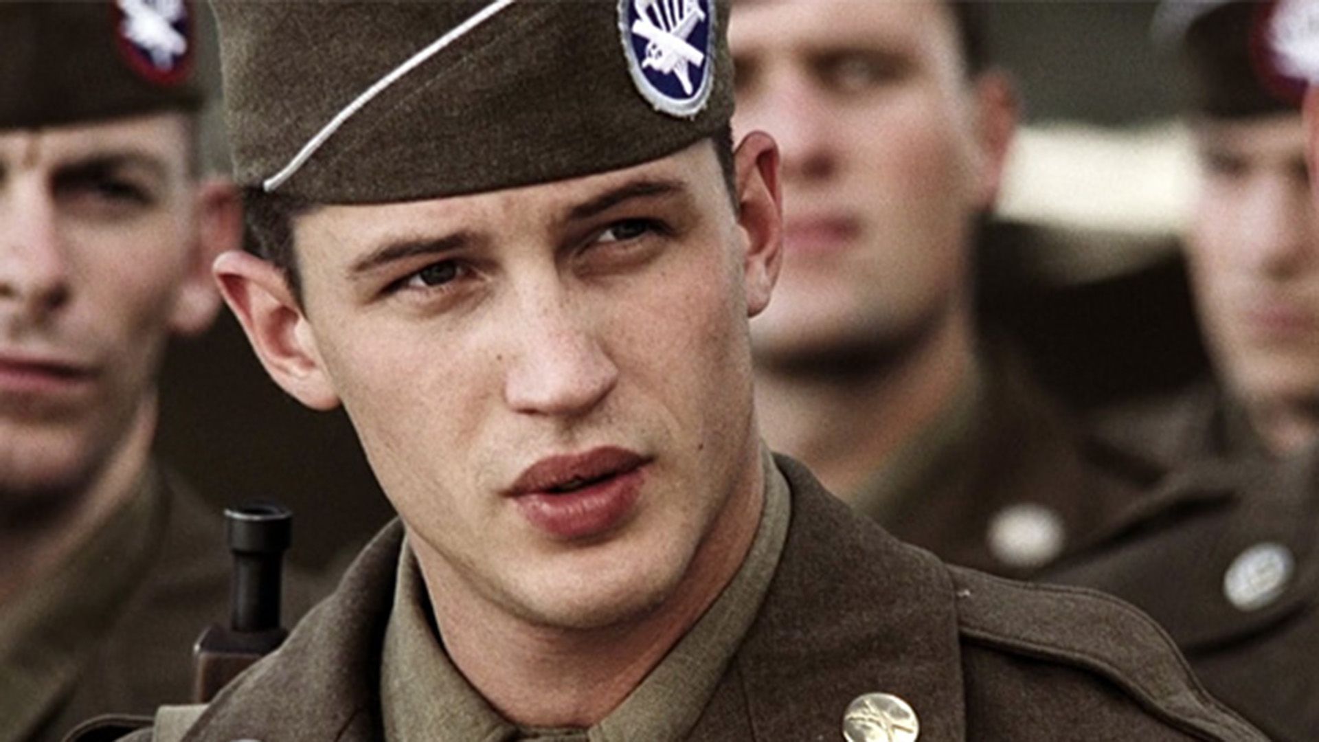 Tom Hardy in uniforme militare primo piano