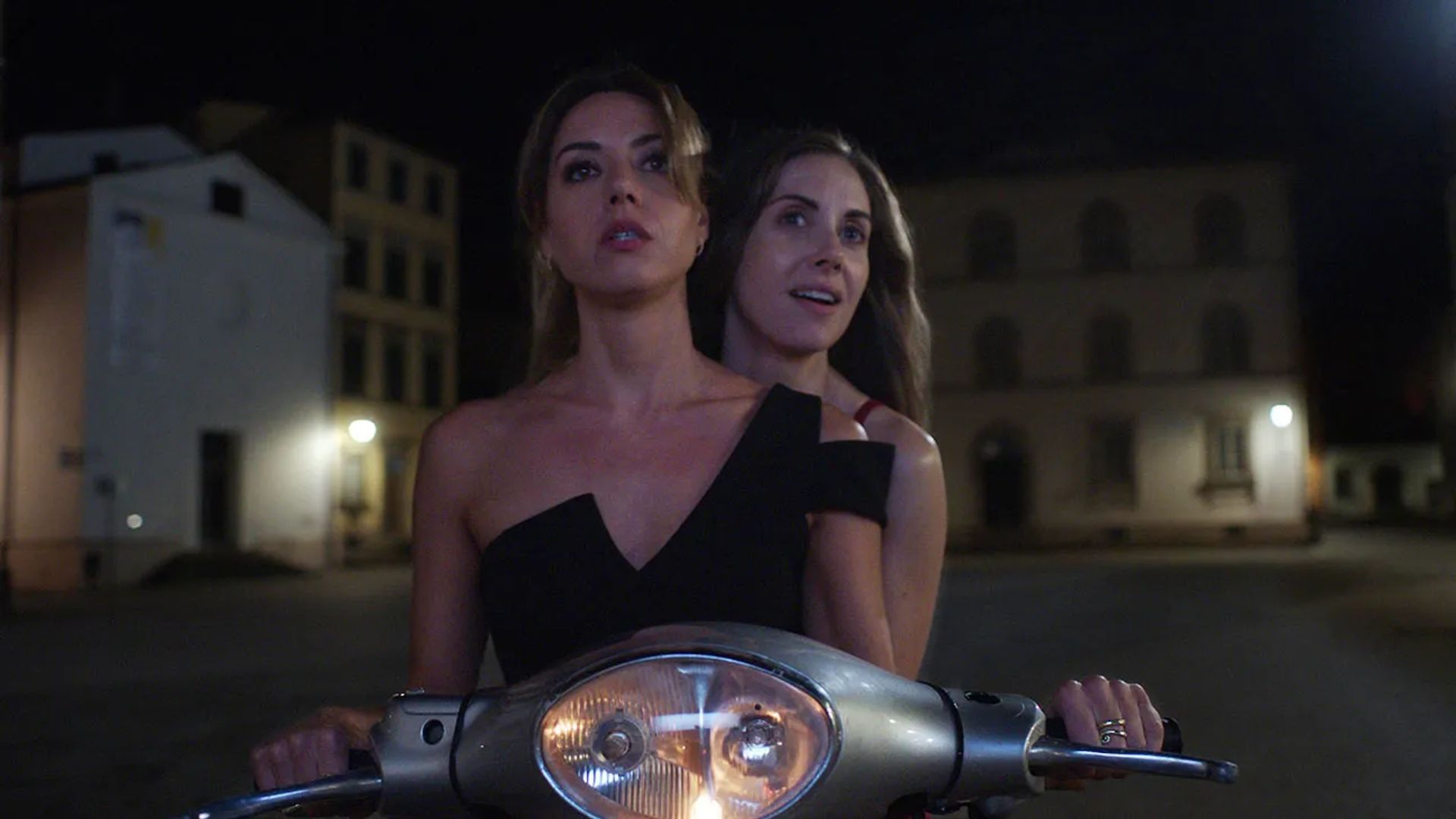 Alison Brie e Aubrey Plaza guidano una moto nel buio, una scena da "Spin Me Round"