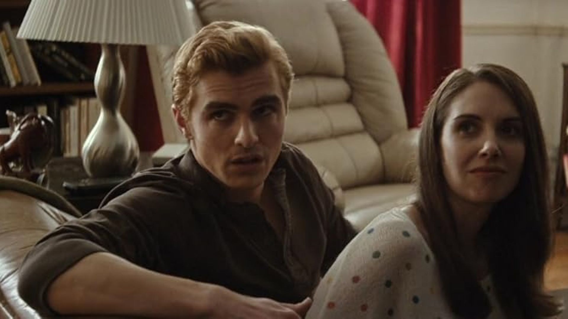 Alison Brie e Dave Franco seduti su un divano, girati per metà verso la telecamera