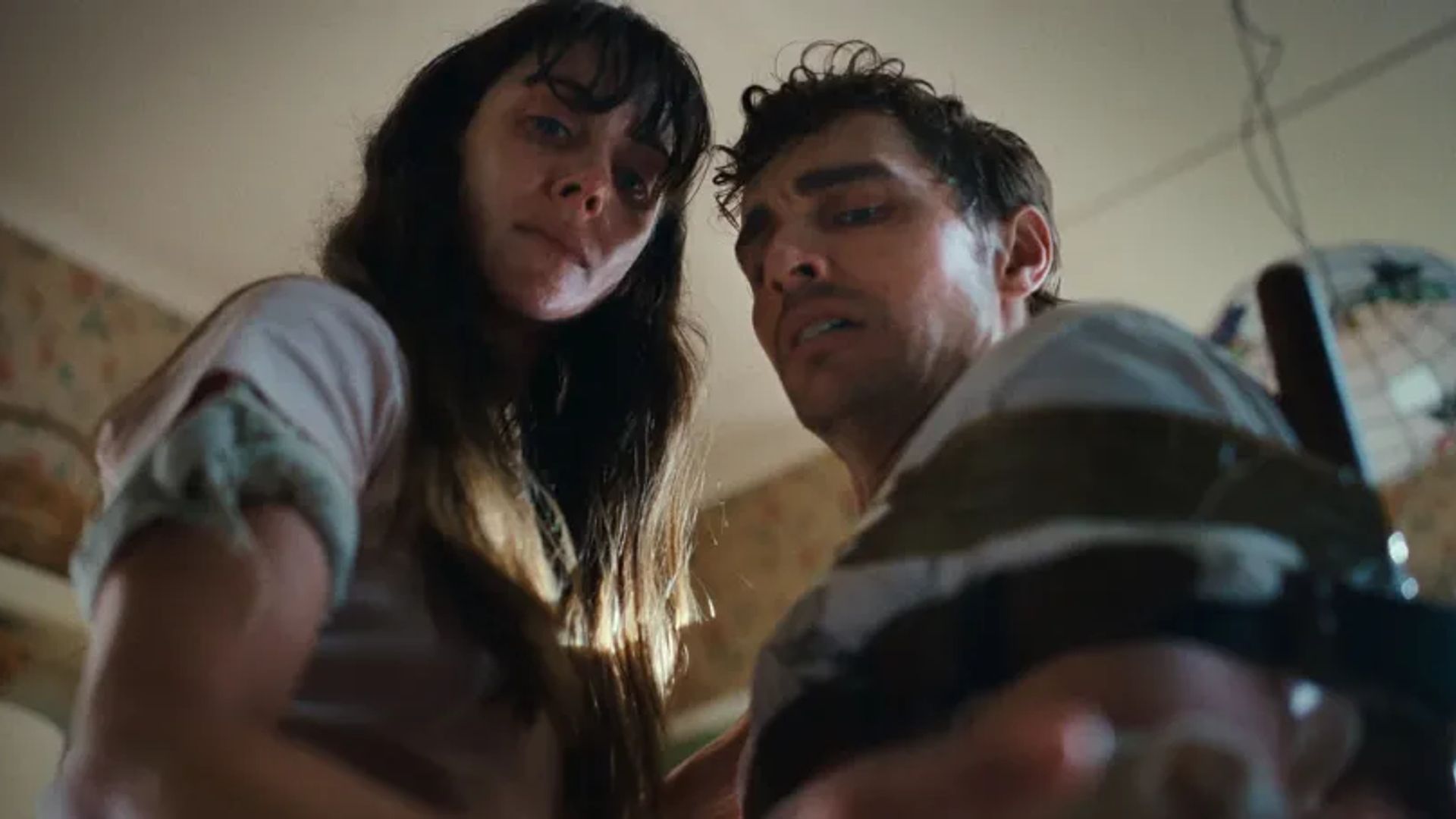 Alison Brie e Dave Franco guardano verso la telecamera con espressioni preoccupate, ripresi da un'angolazione dal basso
