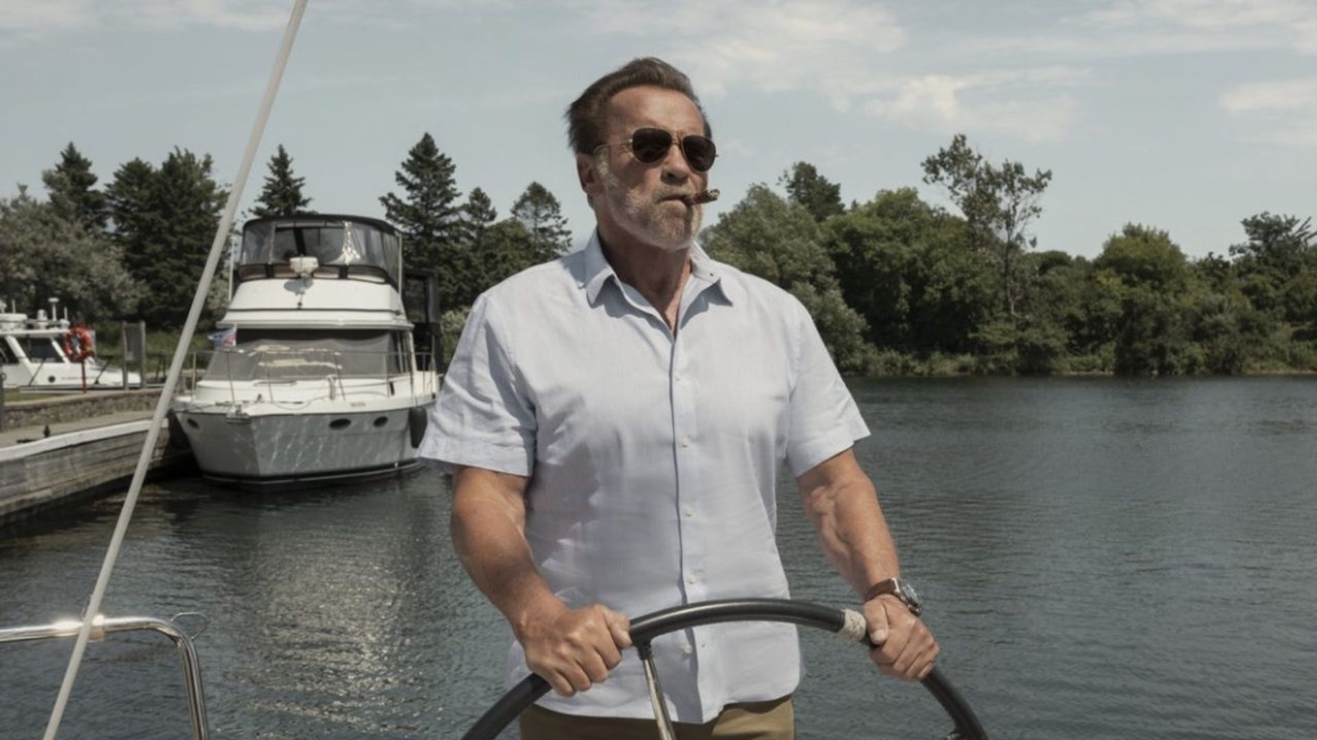 Arnold Schwarzenegger alla guida di una barca