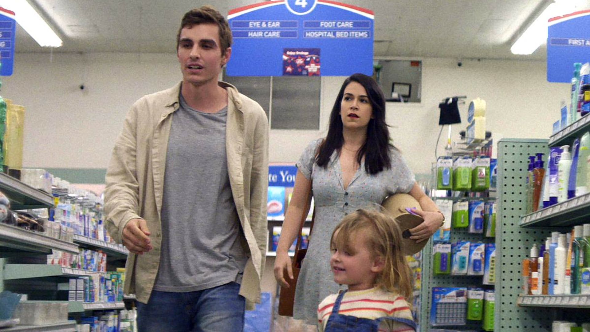 Dave Franco e Abby Jacobson camminano attraverso un supermercato, una scena da "6 Balloons"