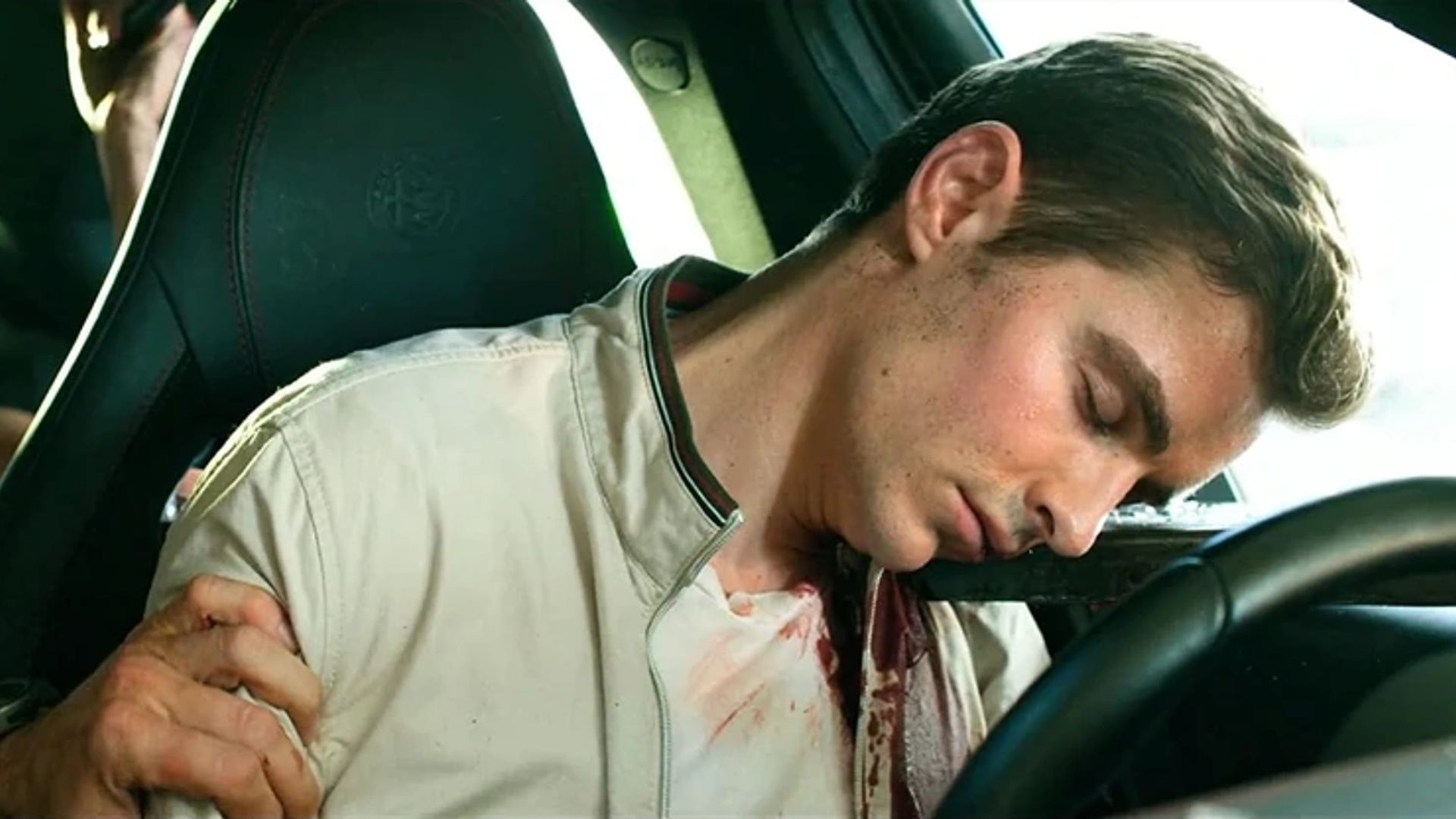 Dave Franco si addormenta al volante, scena da "6 Underground"