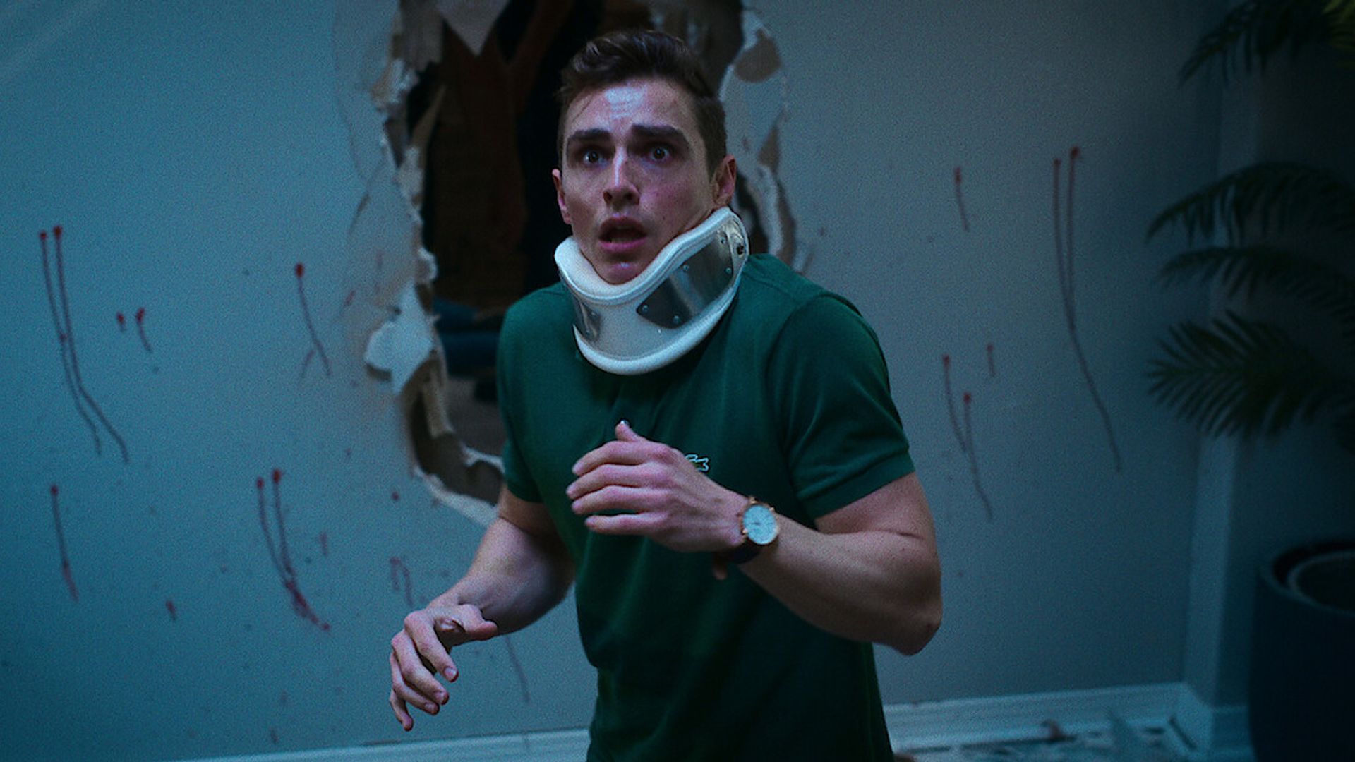 Dave Franco con un collare ortopedico al collo e un'espressione spaventata sul viso