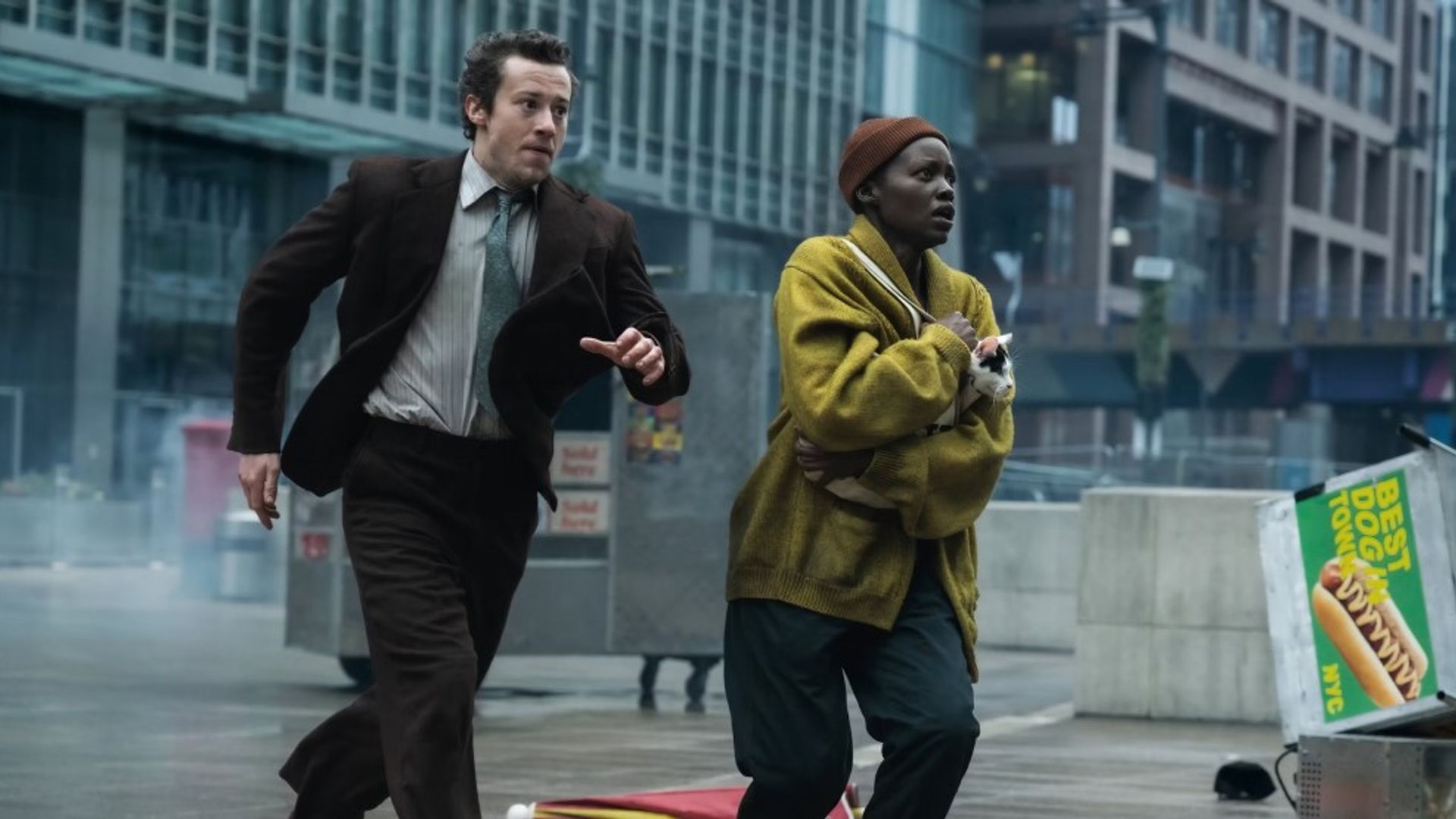 Joseph Quinn e Lupita Nyong'o corrono attraverso New York, una scena dal film "A Quiet Place: Day One"