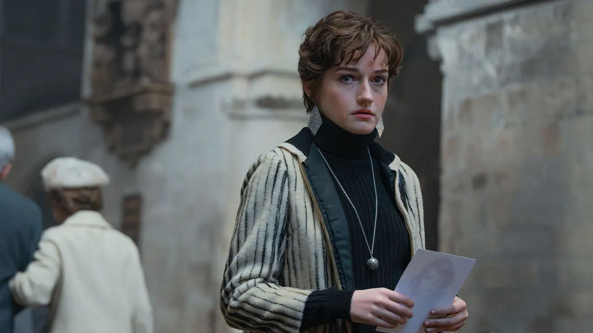 Julia Garner in look retrò, still dal film "Apartment 7A"
