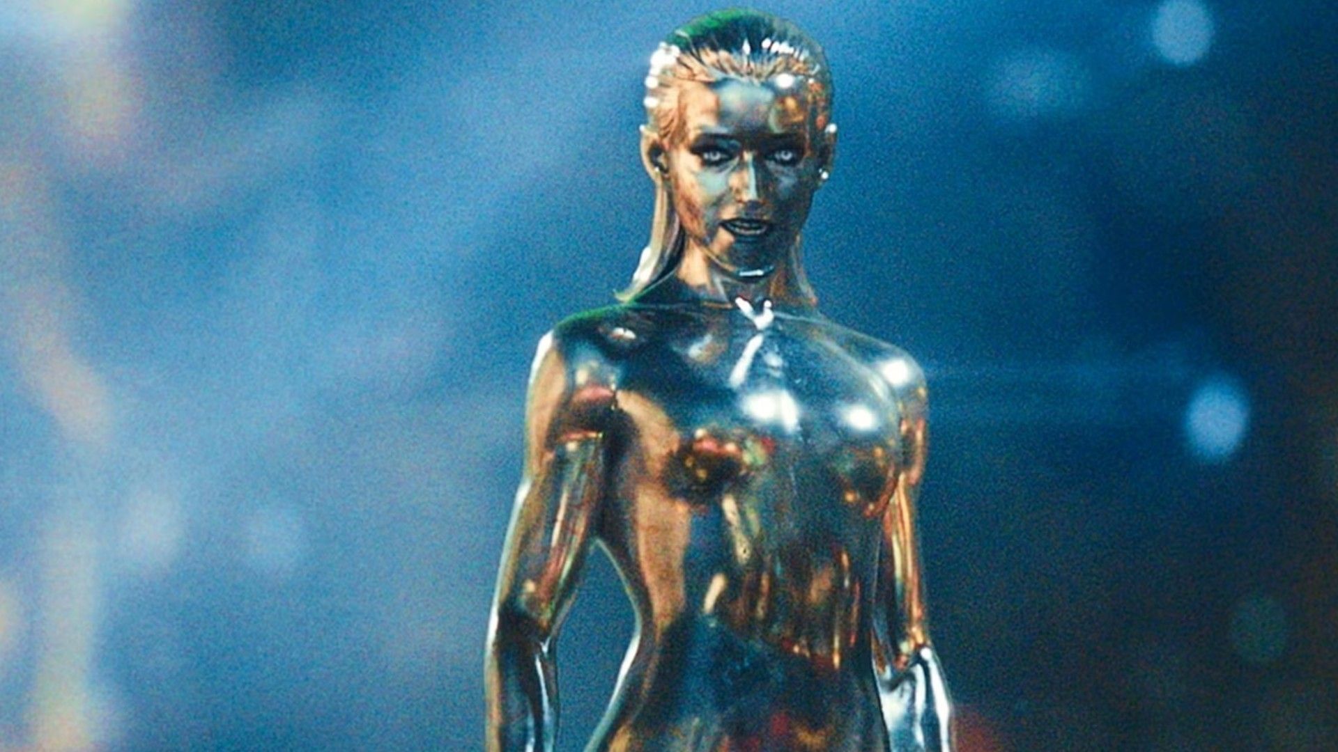Julia Garner nel costume del Silver Surfer, still da "Fantastic Four: First Steps"
