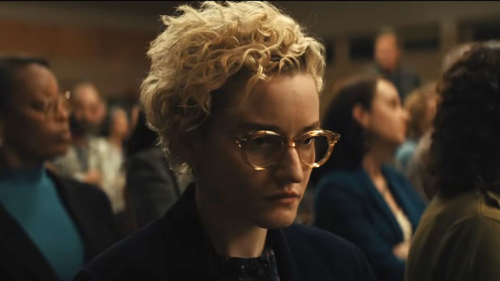Julia Garner con capelli corti e occhiali, still dal film "The Weapons"