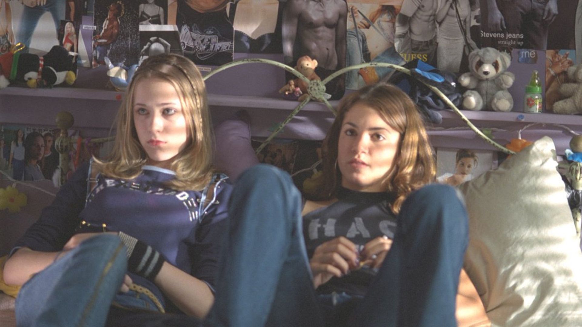 Le giovani Evan Rachel Wood e Nikki Reed sedute su un letto, una scena dal film "Thirteen"