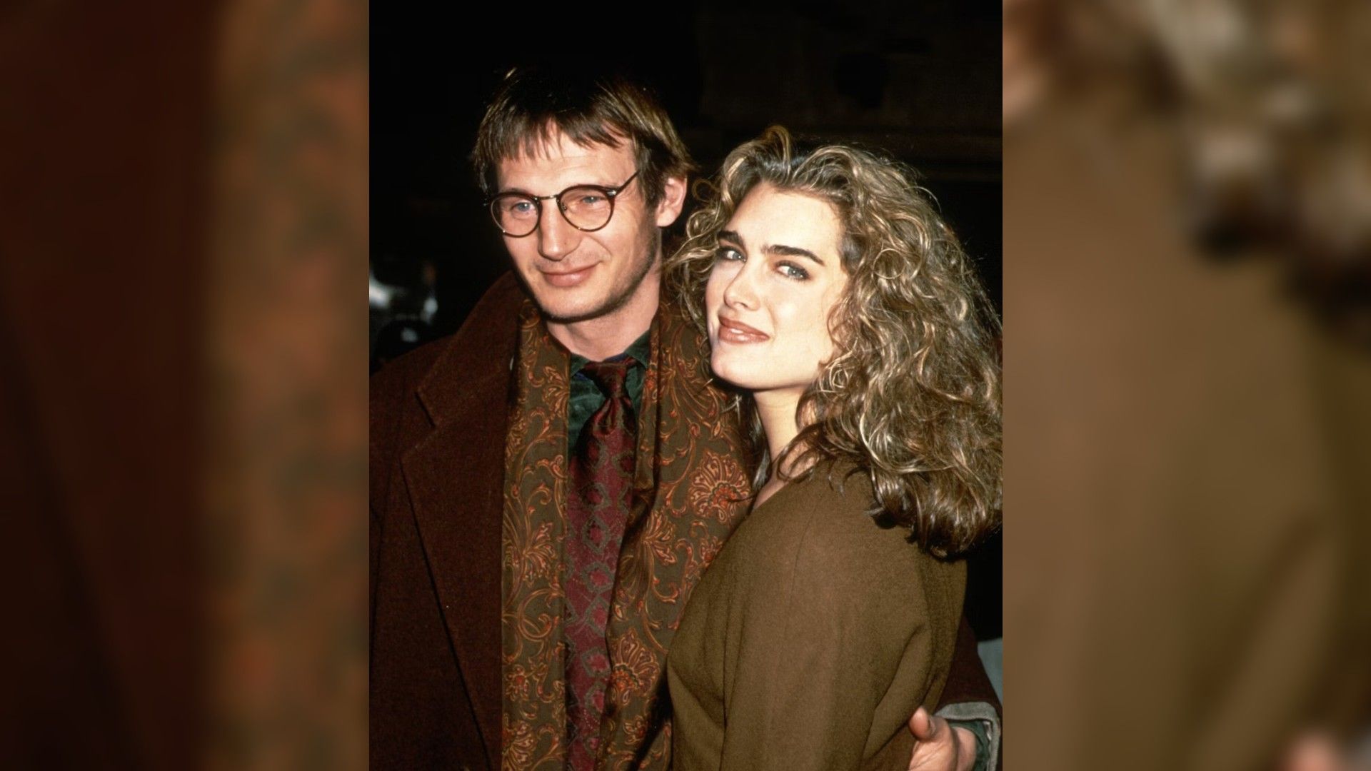 Liam Neeson e Brooke Shields in gioventù, abbracciati mentre camminano insieme