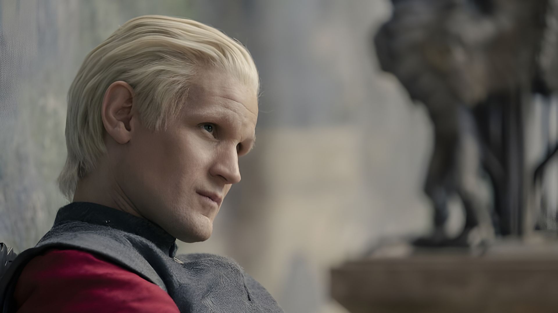 Matt Smith con i capelli biondi di profilo, still dalla serie House of the Dragon