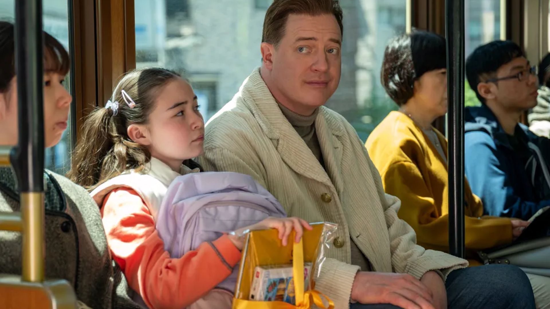 Brendan Fraser viaggia con una bambina nella metropolitana di Tokyo