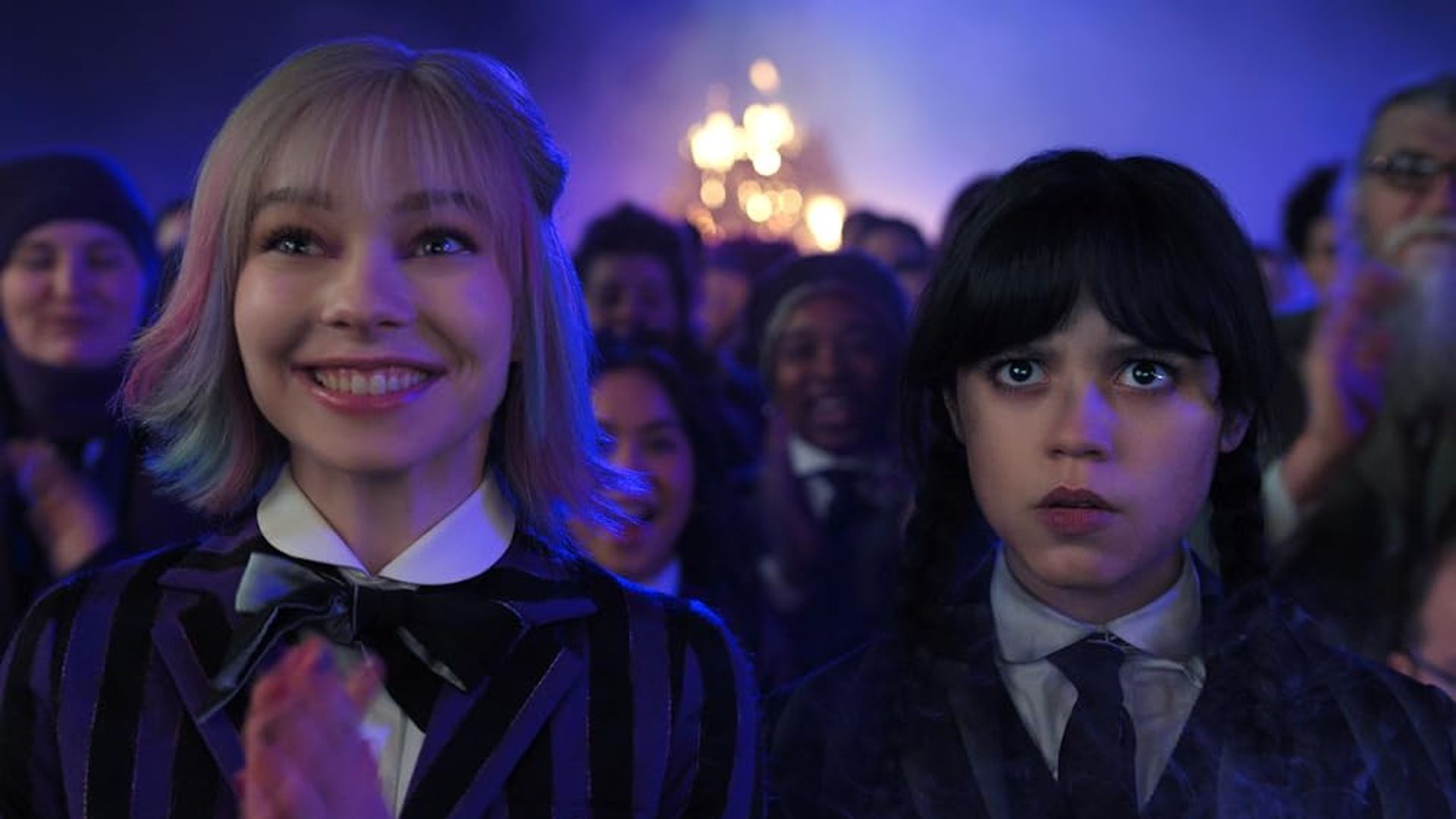 Jenna Ortega nei panni di Wednesday Addams ed Emma Myers nei panni di Enid Sinclair, immagine dalla serie Wednesday
