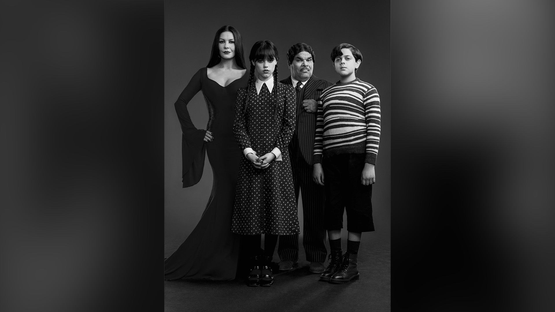 Isaac Ordonez, Catherine Zeta-Jones, Luis Guzmán e Jenna Ortega nella serie "Wednesday"