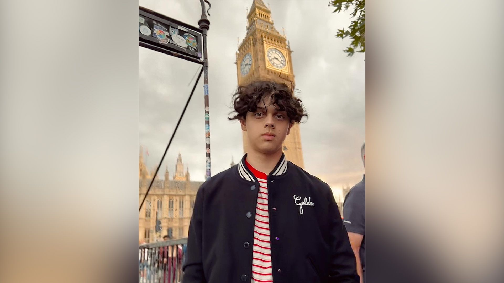 Isaac Ordonez in giacca da baseball blu sullo sfondo della torre dell'orologio Big Ben a Londra