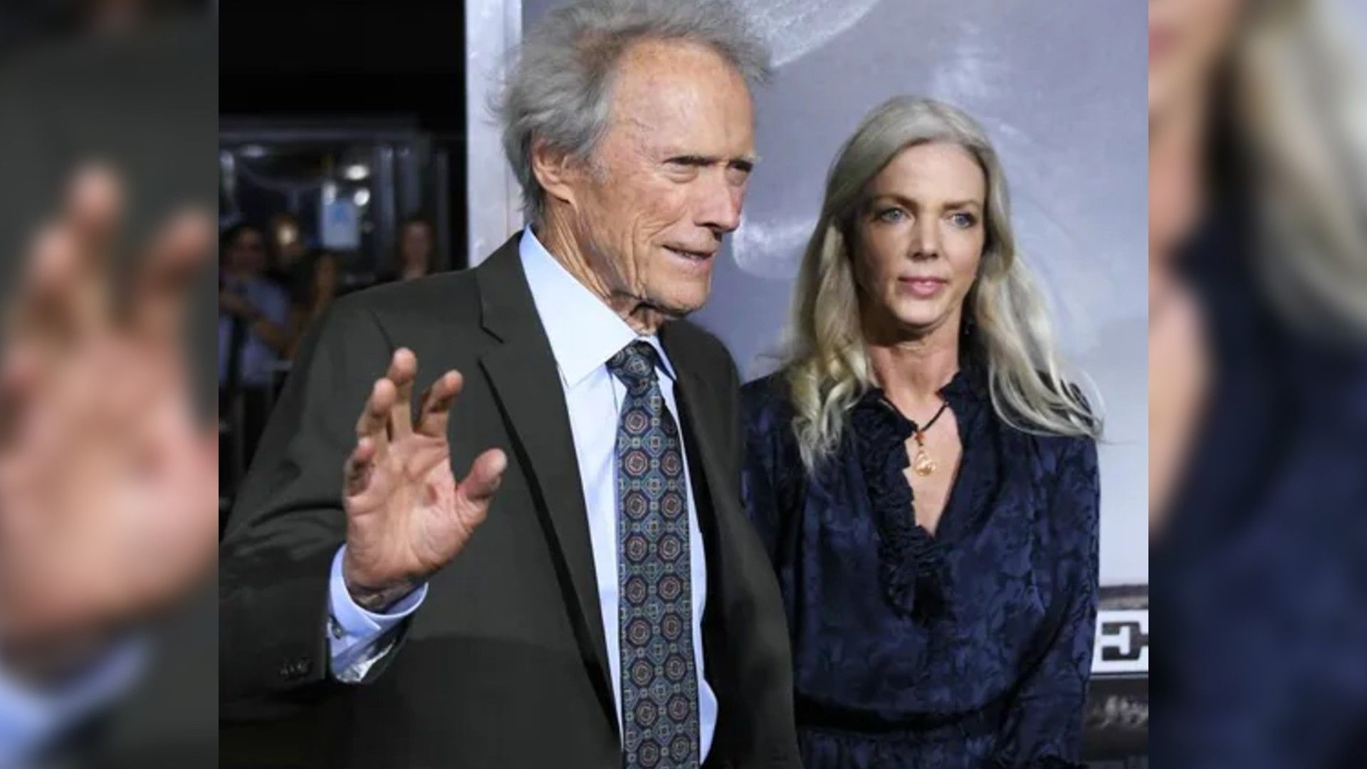 Clint Eastwood e Christina Sandera posano sul red carpet