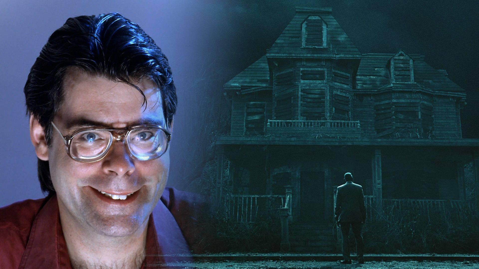 Lo scrittore Stephen King con occhiali e camicia rossa che sorride, a destra un uomo in piedi accanto a una casa antica