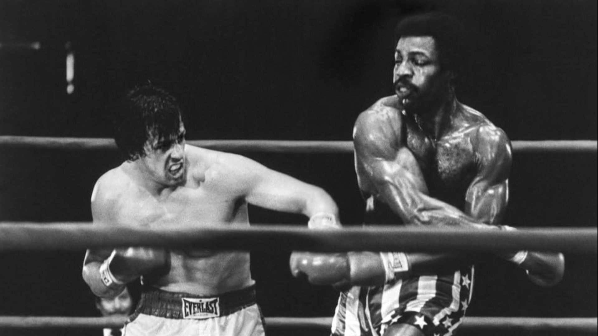 L'attore Carl Weathers combatte su un ring di boxe con l'attore Sylvester Stallone