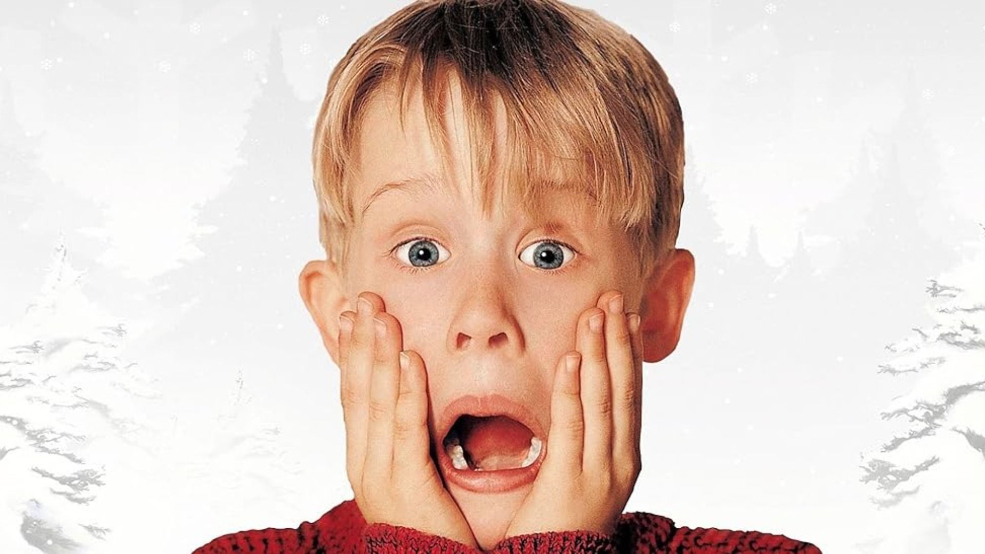 L'attore Macaulay Culkin si mette le mani sulle guance e urla contro uno sfondo bianco