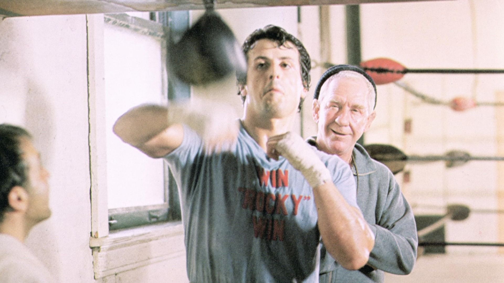 L'attore Sylvester Stallone colpisce un piccolo sacco da boxe in una palestra
