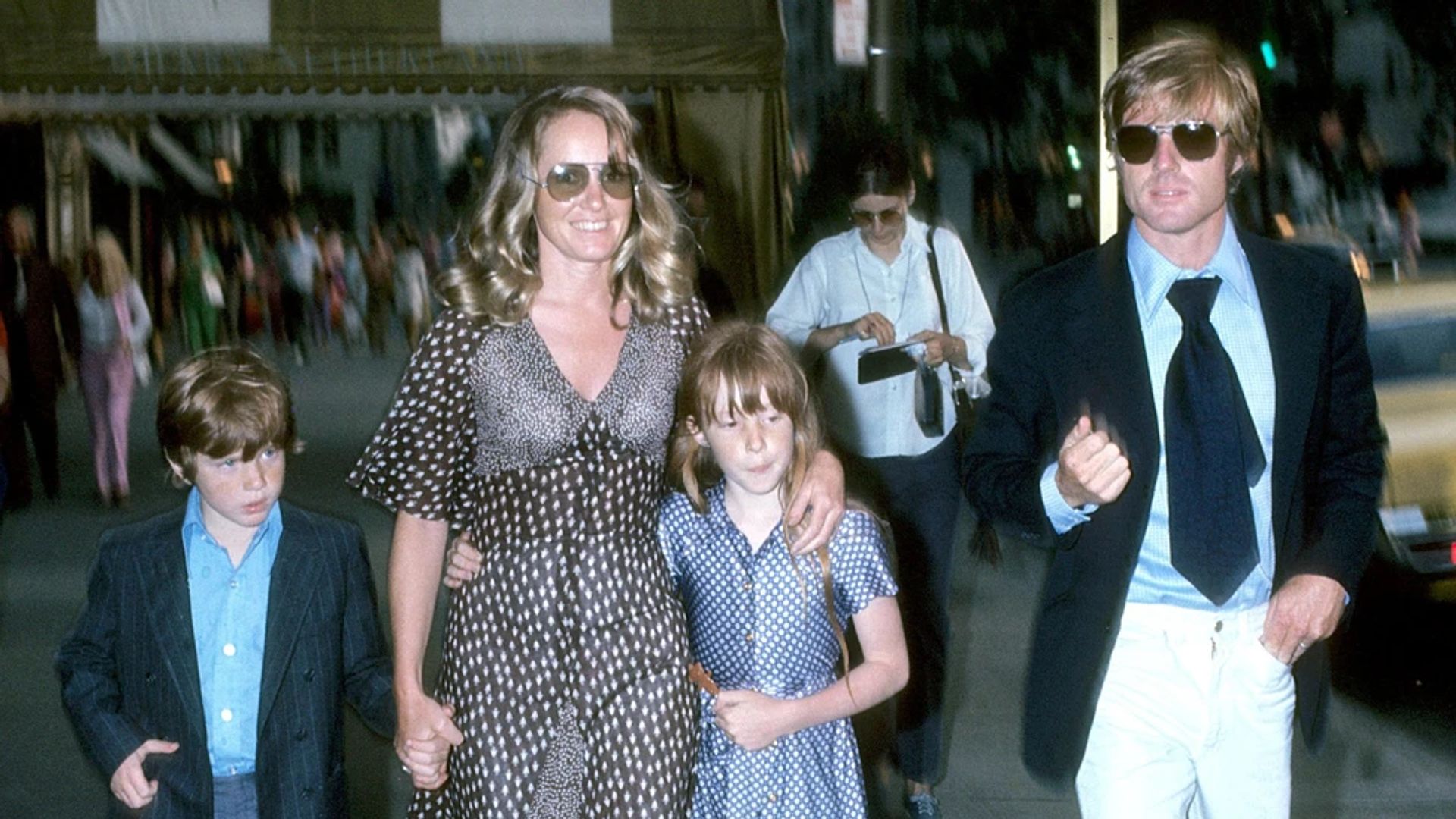 Robert Redford, sua moglie Lola e i loro due figli che camminano davanti