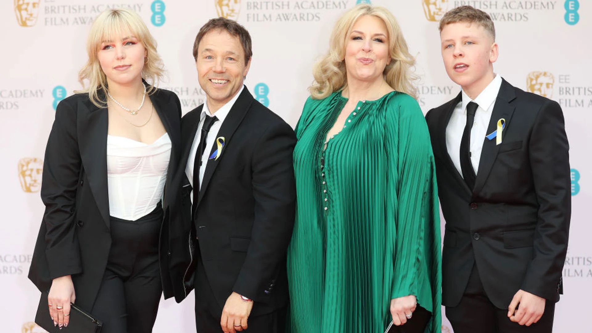 Stephen Graham, sua moglie Hannah e i loro figli Grace e Alfie posano sul red carpet
