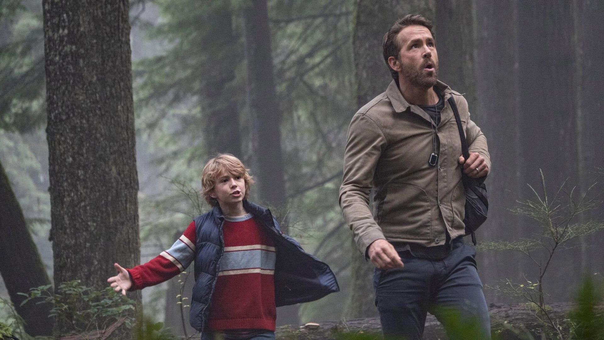 Ryan Reynolds e Walker Scobell che camminano nella foresta e parlano