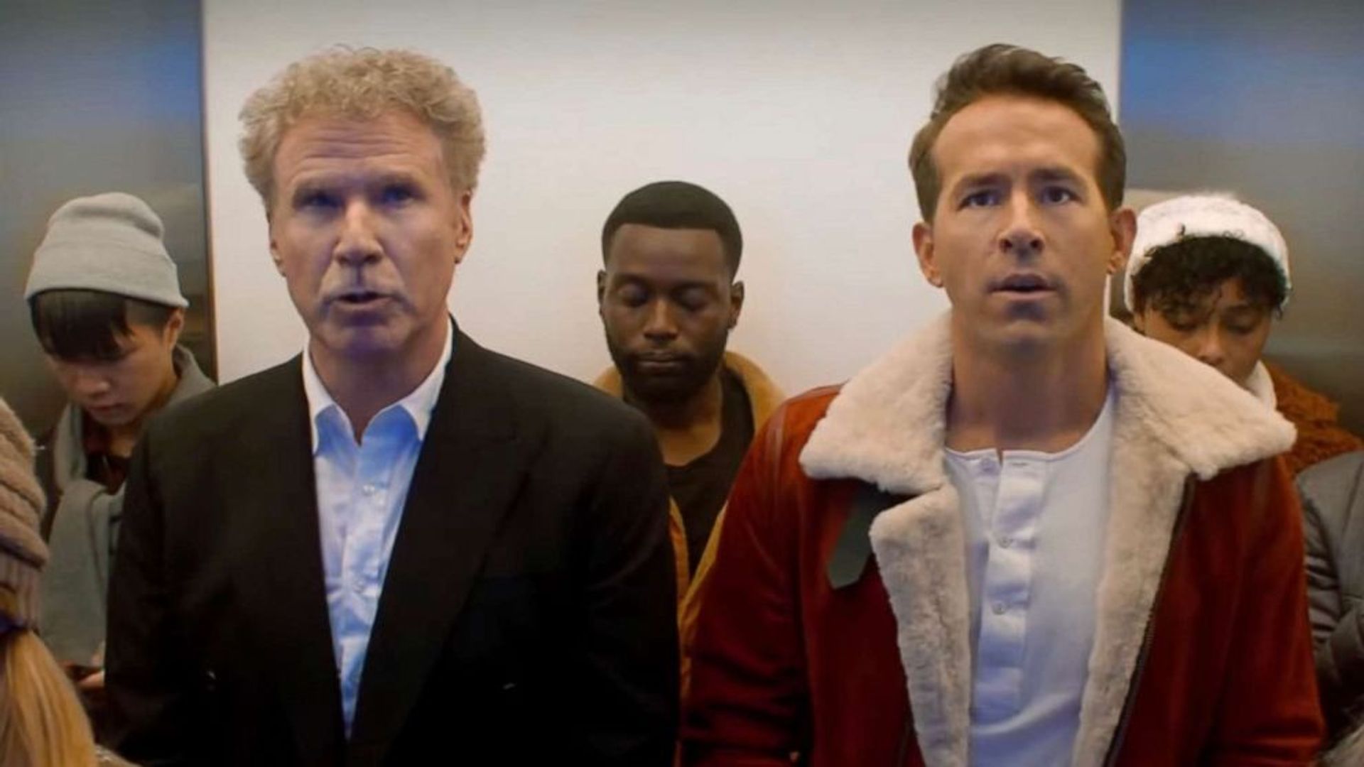 Ryan Reynolds e Will Ferrell in ascensore che guardano fissi nello stesso punto