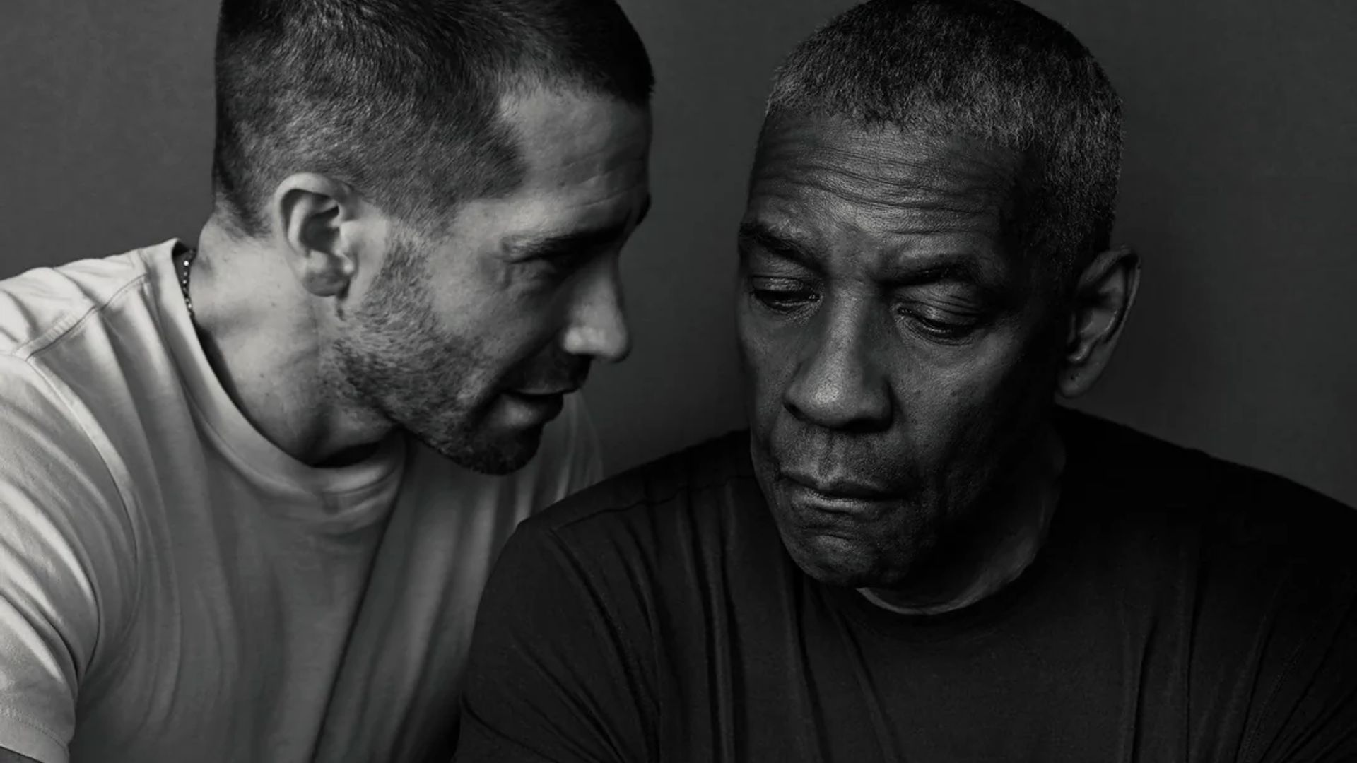 Jake Gyllenhaal e Denzel Washington in un ritratto in bianco e nero: uno sta parlando mentre l'altro guarda in basso con un'espressione pensierosa