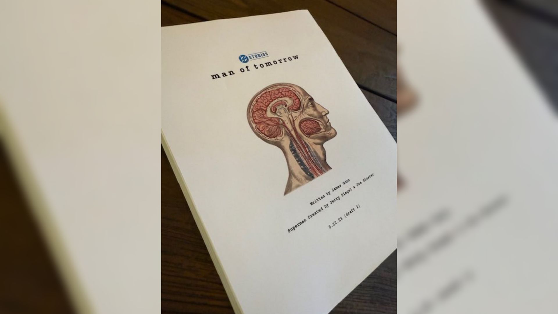 Una pila di fogli con una sezione trasversale anatomica di una testa disegnata sulla prima pagina