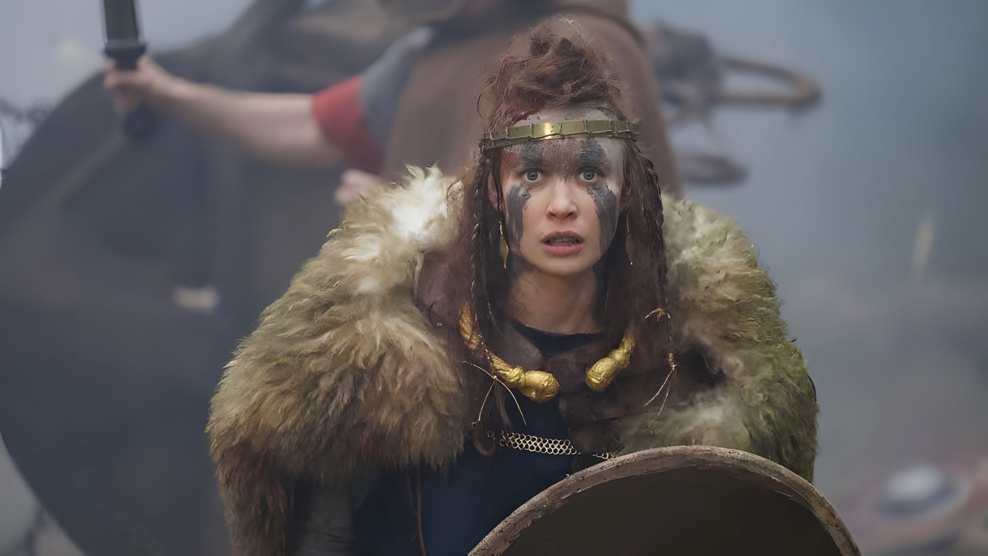 Olga Kurylenko nel trucco e costume da regina celtica