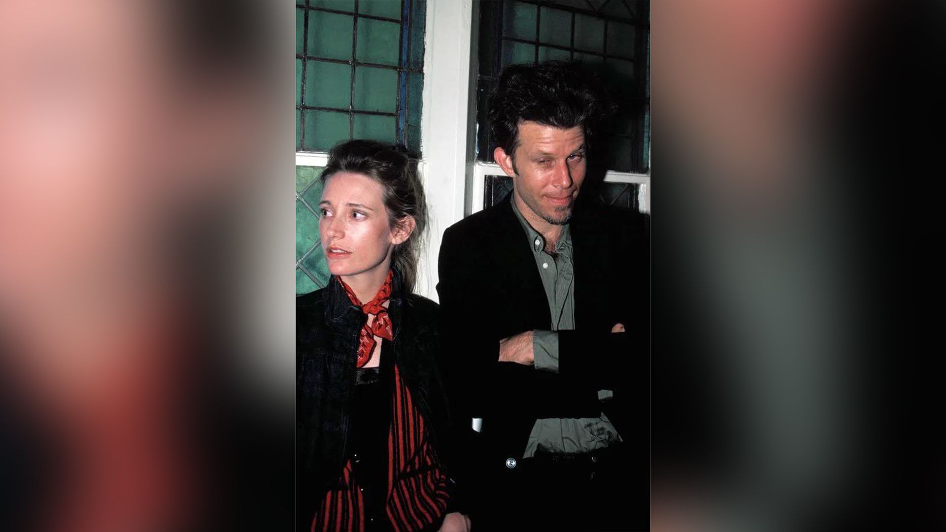 Tom Waits e Kathleen Brennan in gioventù in piedi vicino a una finestra