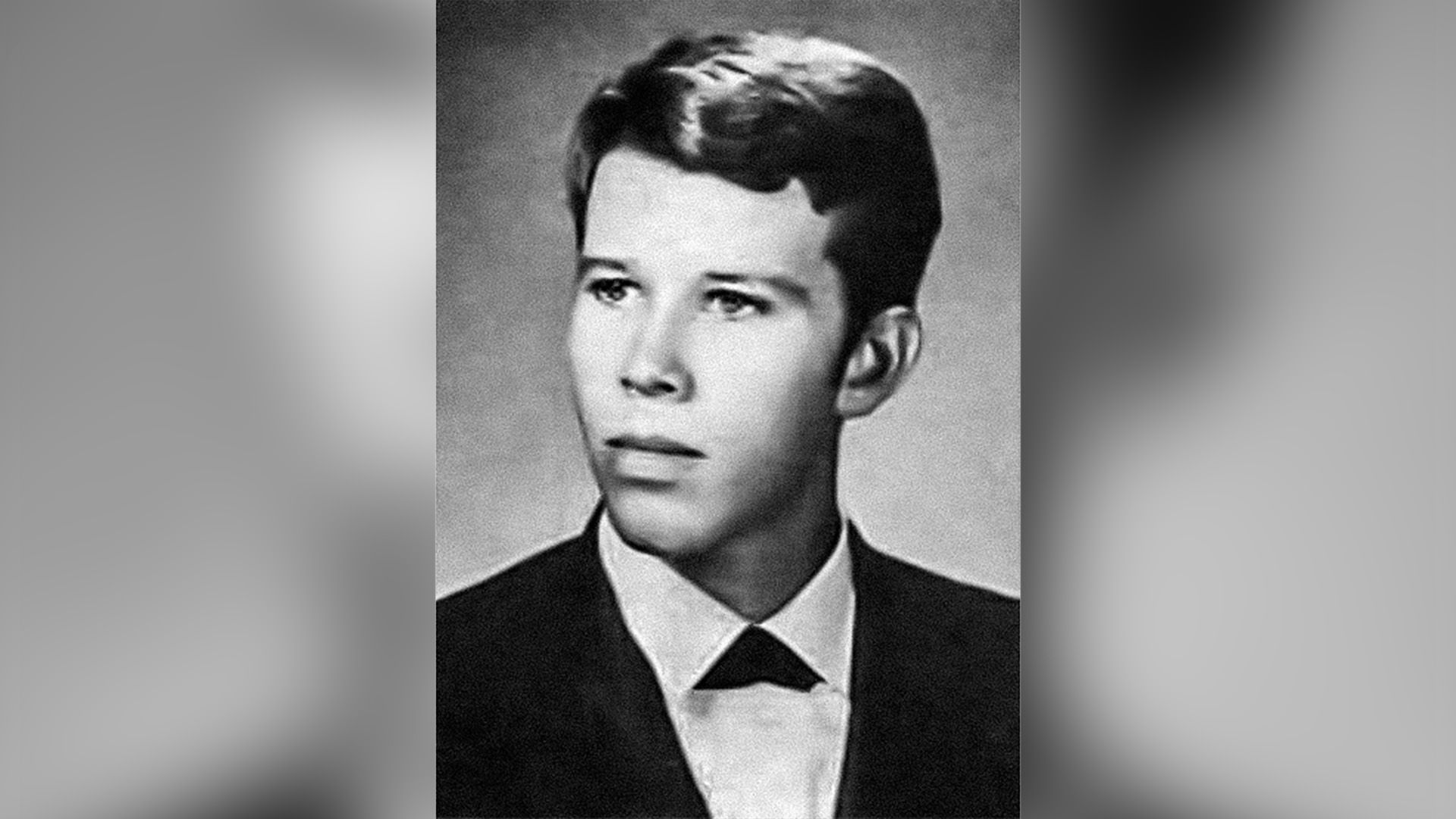 Ritratto scolastico di Tom Waits in giacca, di tre quarti