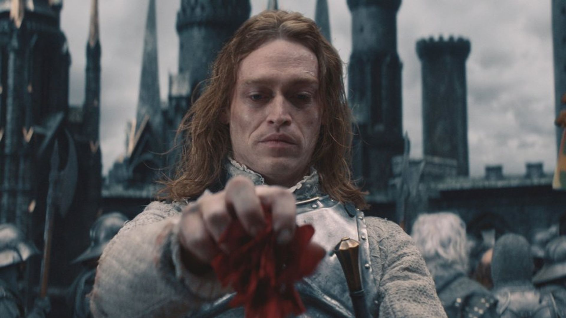 Caleb Landry Jones con il trucco da vampiro guarda in basso con disprezzo
