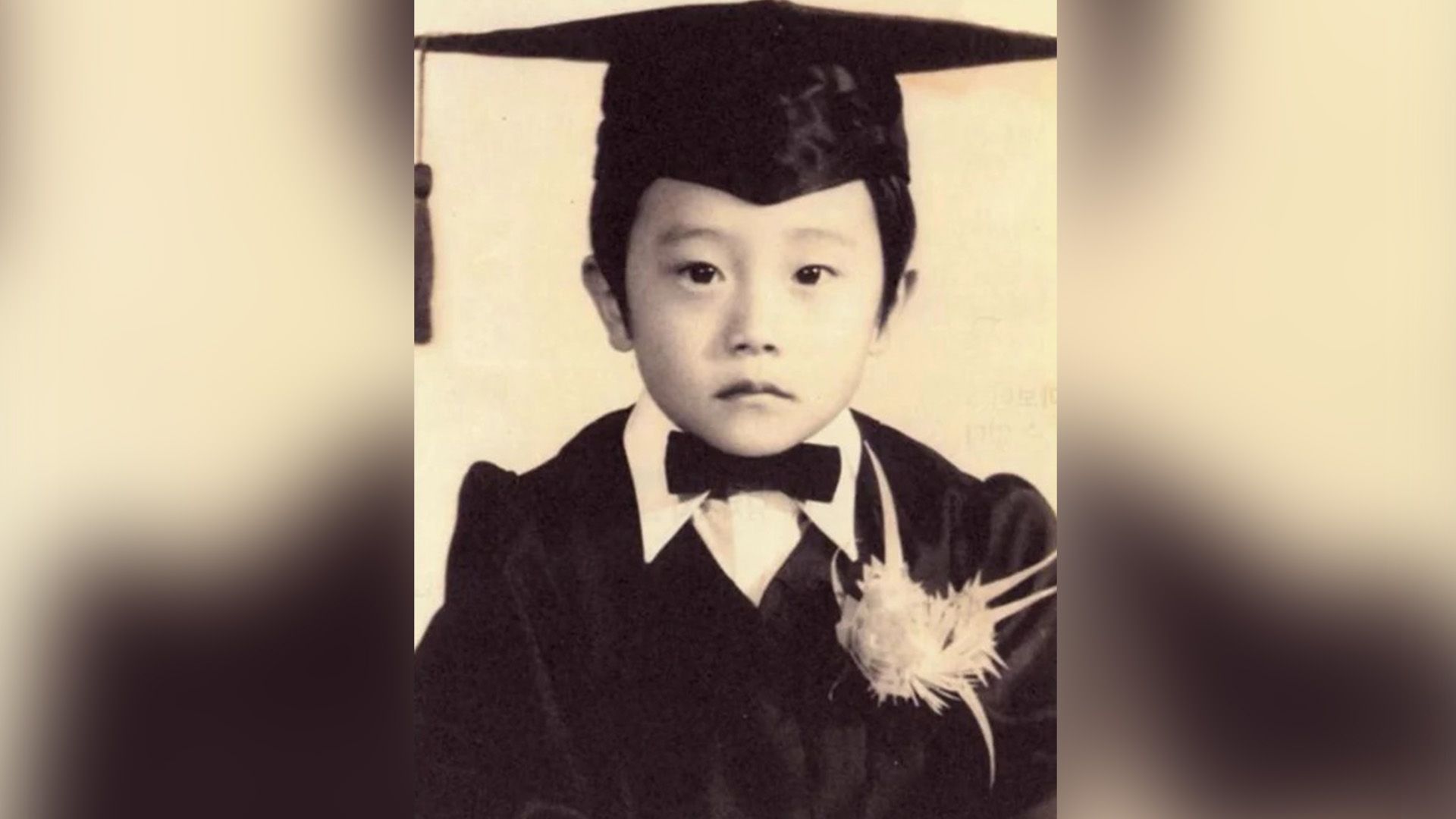 Lee Byung-hun da bambino con papillon e tocco