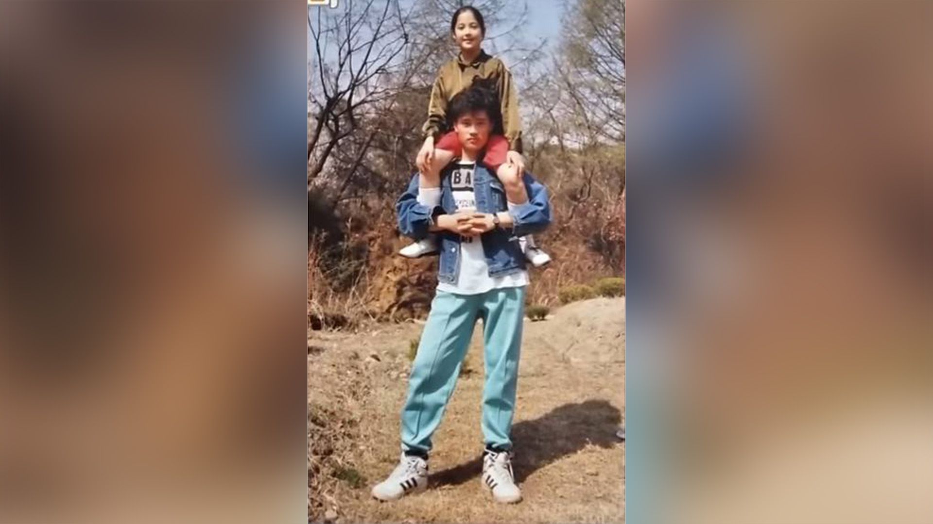 Il giovane Lee Byung-hun che porta sua sorella sulle spalle